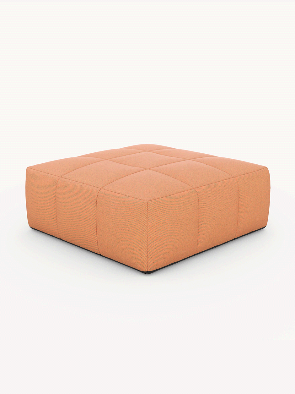 Babymax, 4er-Set (Copy): Quadratischer, orangefarbener Puff mit gestepptem Design, inspiriert vom modularen Finqa Marshmallow-Set, ideal für nachhaltige, anpassbare Outdoor-Lounges.