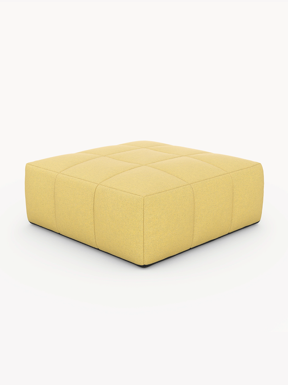 Babymax, 4er-Set (Copy): Ein quadratischer Pouf aus senfgelbem Stoff mit feinem Fischgrätmuster, gestepptem Rastermuster auf der Oberseite und minimalistischer schwarzer Basis, ideal für modulare Outdoor-Sofa-Designs.