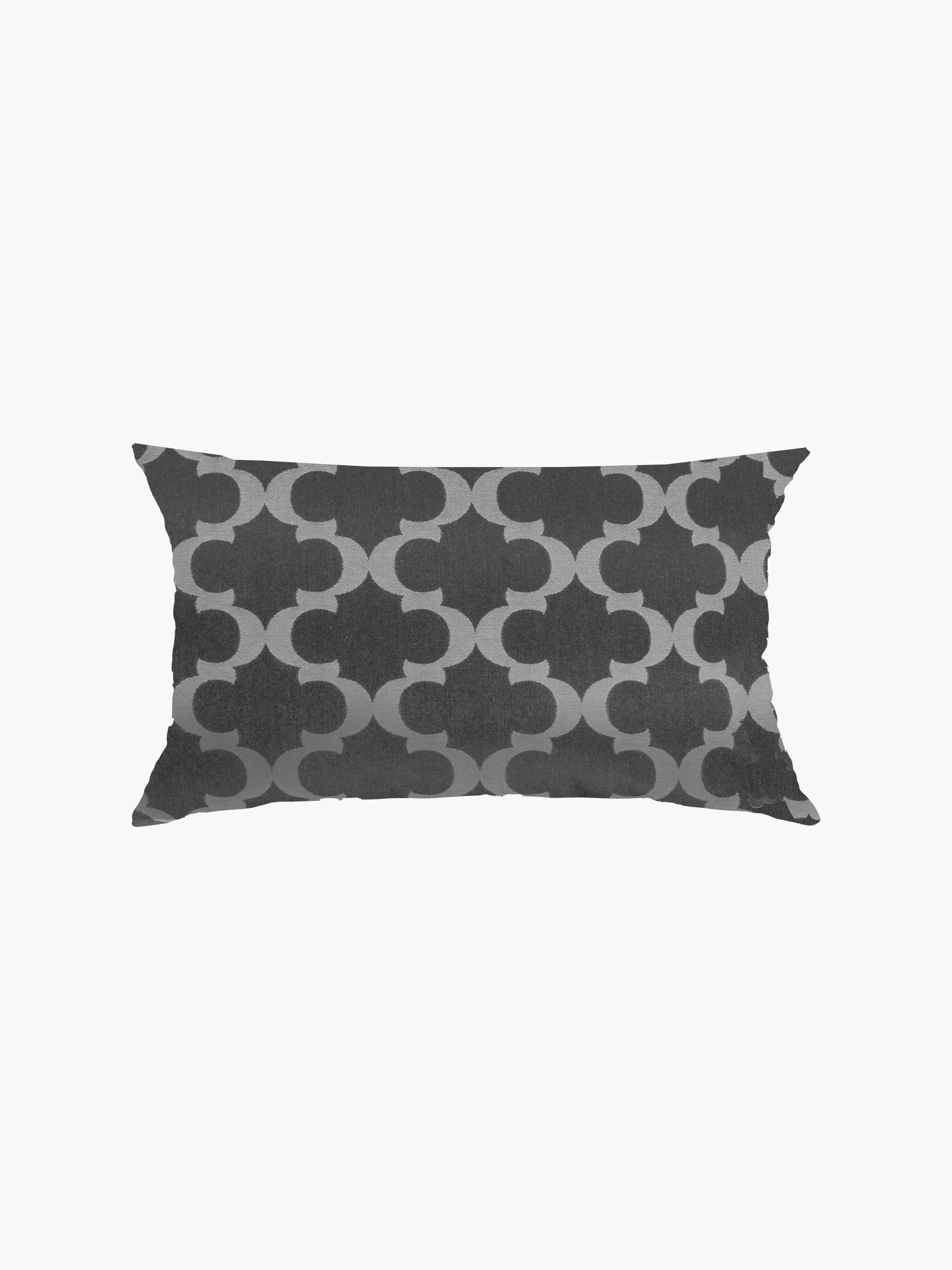 Alpha Outdoor Loungekissen UV-Beständigkeit Wasserfest: Rechteckiges, dunkelgraues Kissen mit hellerem Quatrefoil-Muster, ideal für Outdoor-Einsätze, strapazierfähig und Wasserfest, passend zu Finqa's stilvollen, modularen Outdoor-Möbeln.