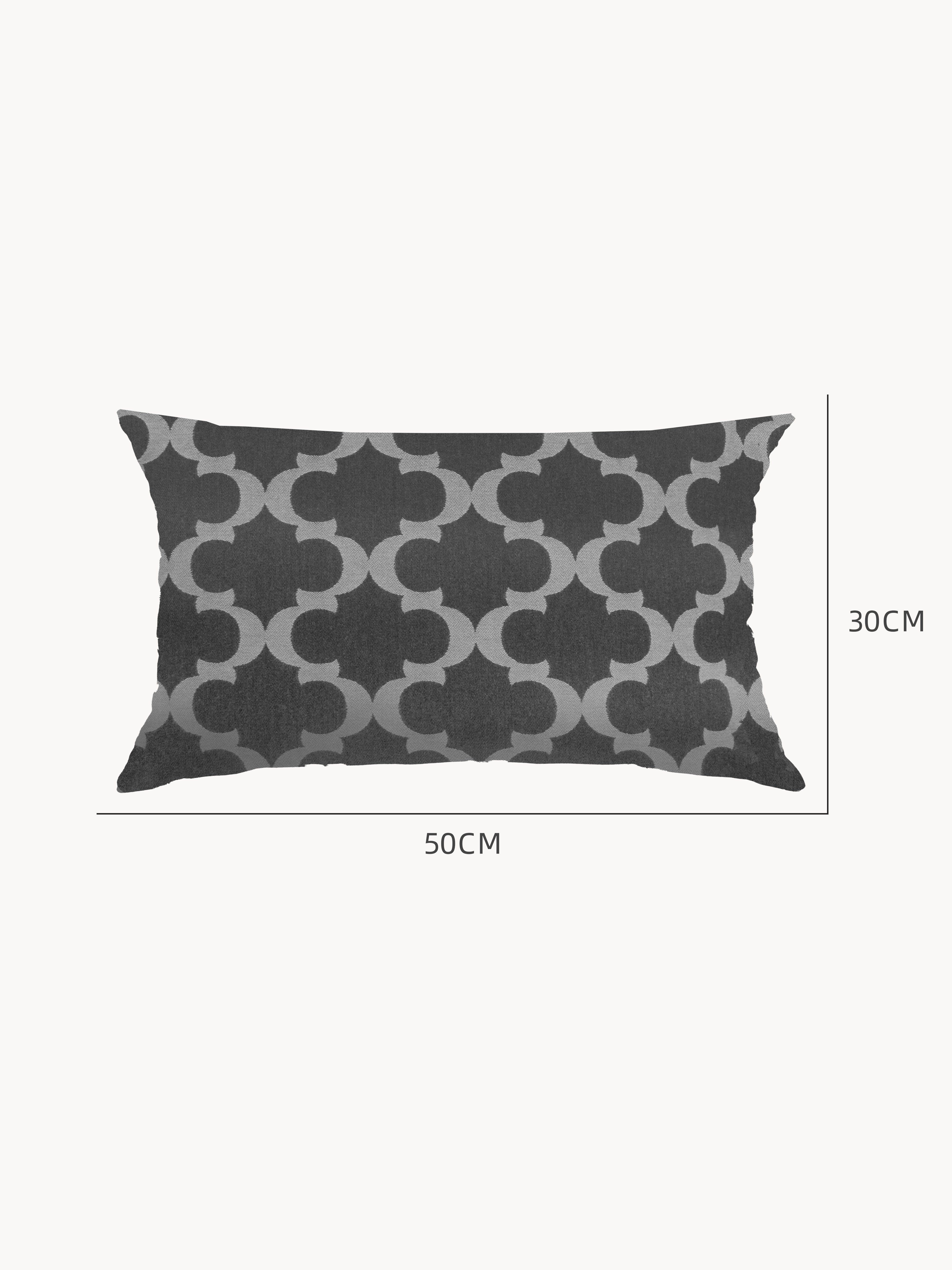 Alpha Outdoor Loungekissen UV-Beständigkeit Wasserfest, rechteckiger Bezug in zwei Grautönen mit marokkanischem Quatrefoil-Muster, 50 cm x 30 cm. Ideal für stilvolle, wetterfeste Outdoor-Bereiche von Finqa GmbH.