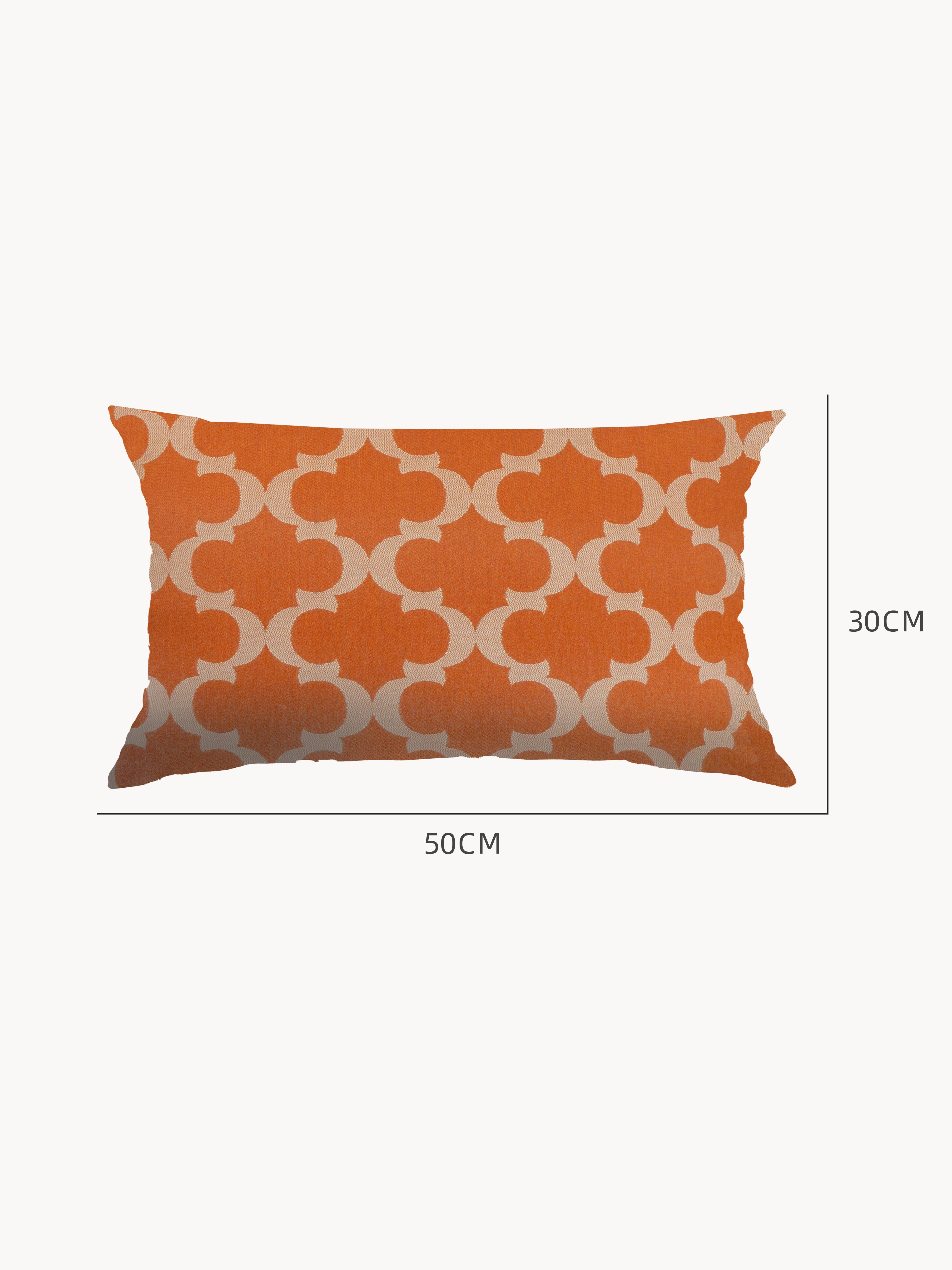 Alpha Outdoor Loungekissen UV-Beständigkeit Wasserfest: Rechteckiger Kissenbezug mit orange-beige Quatrefoil-Muster, 50x30 cm, strapazierfähig, wasserfest und ideal für stilvolle, nachhaltige Outdoor-Gestaltung bei Finqa GmbH.