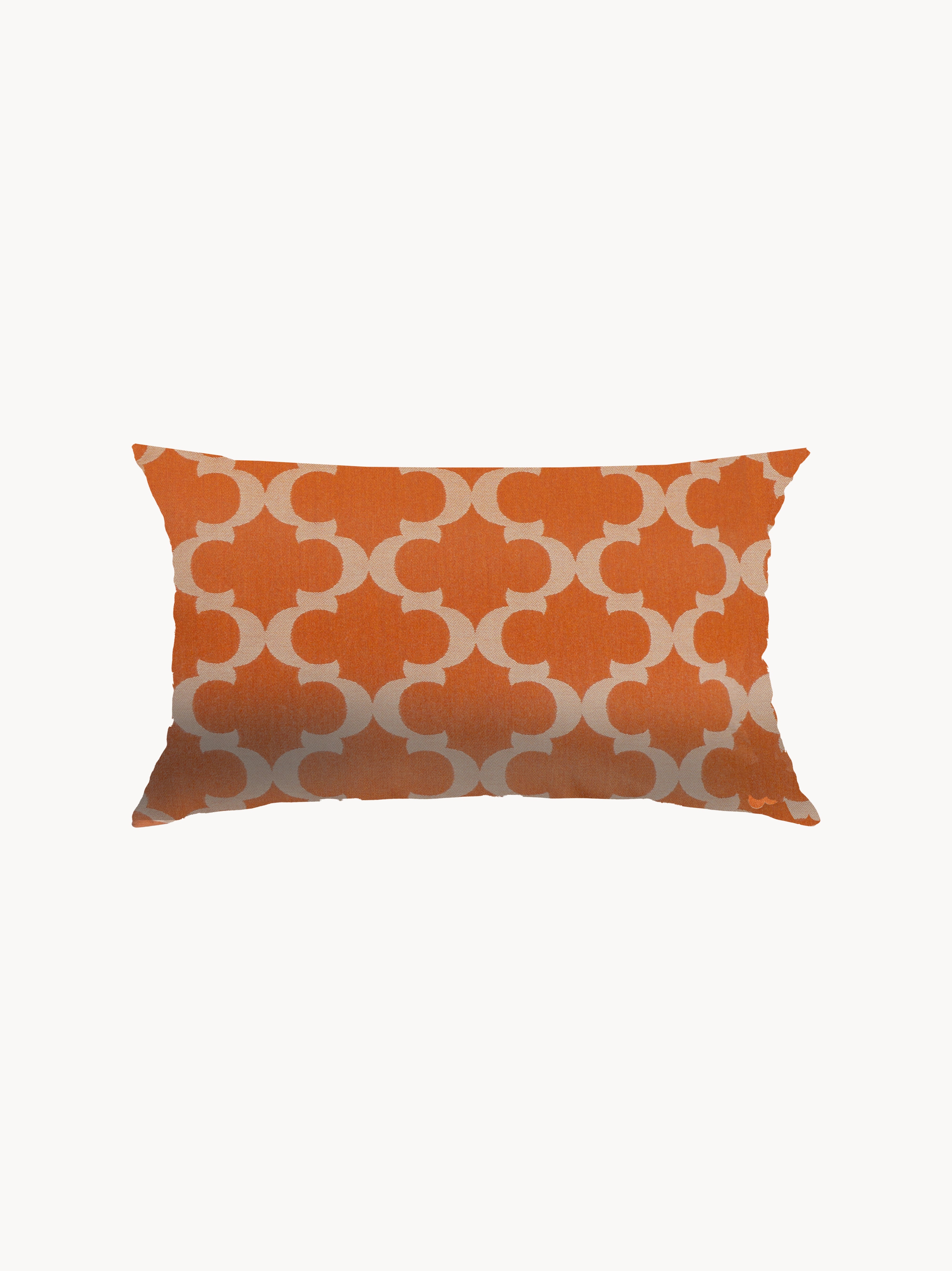 Alpha Outdoor Loungekissen mit orangefarbenem Hintergrund und geometrischem Muster, strapazierfähig und wasserfest, speziell für den Einsatz im Freien von Finqa GmbH entwickelt.