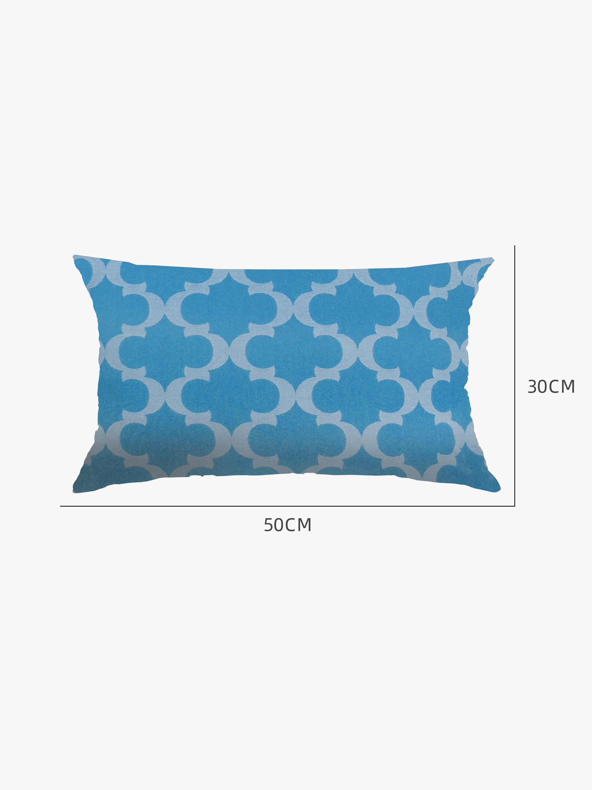 Alpha Outdoor Loungekissen UV-Beständigkeit Wasserfest, rechteckig mit blauem Quatrefoil-Muster, Maße 50x30 cm. Ideal für wetterfeste, stilvolle Außengestaltung und langlebigen Komfort, passend für Finqa's modulare Outdoor-Möbel.