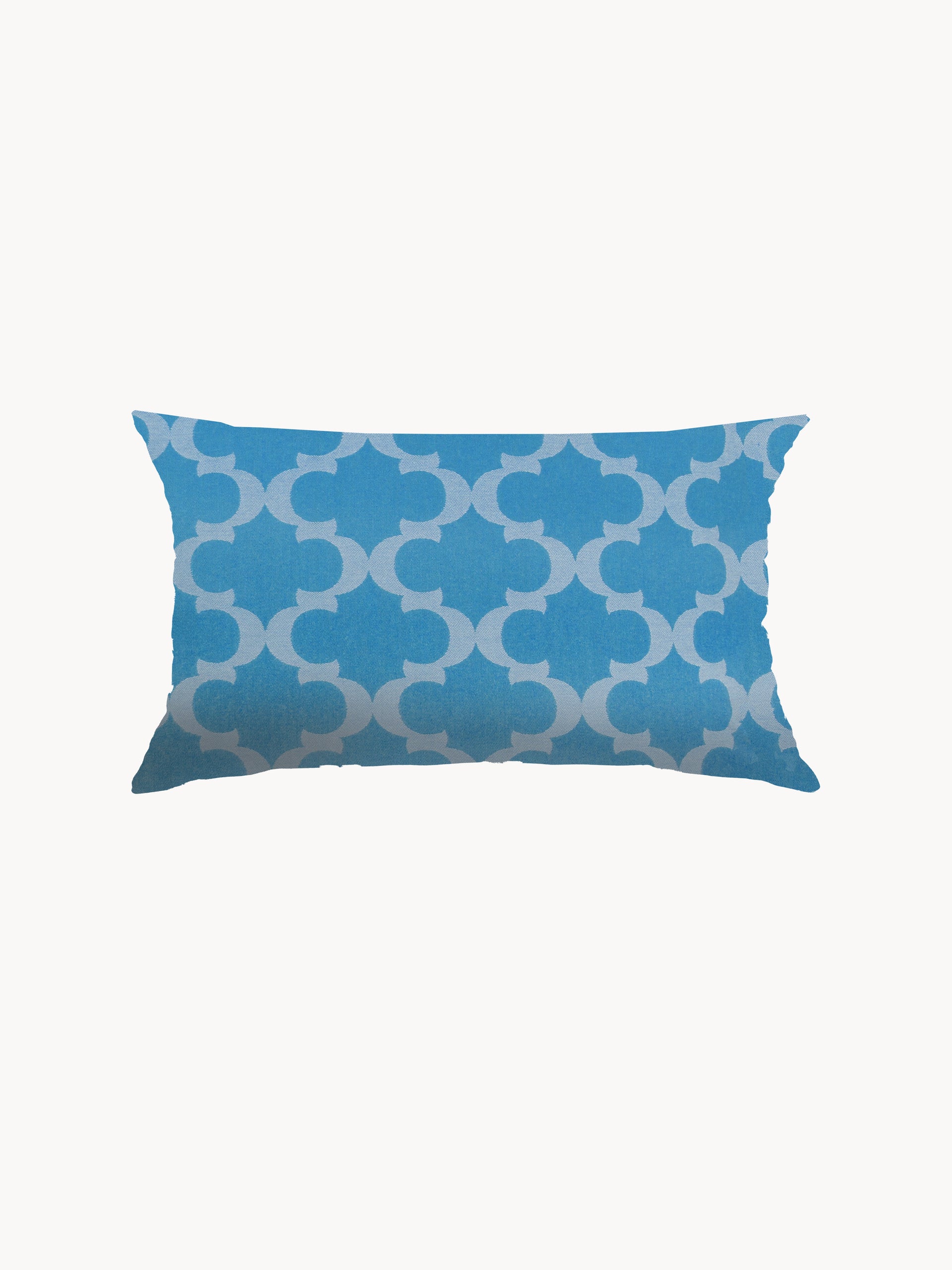 Lumbar-Kissen Alpha Outdoor Loungekissen UV-Beständigkeit Wasserfest, mit blauem Überzug und weißem, überlappendem Quatrefoil-Muster, ideal für stilvolle, wetterfeste Outdoor-Sofas von Finqa GmbH.