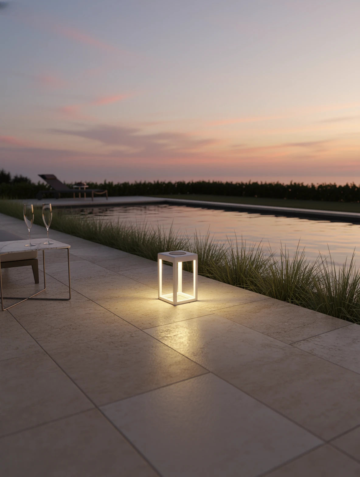 Kenya Solar Gartenlampe auf steingefliester Terrasse, beleuchtet den Bereich warm, neben einem Tisch mit Gläsern und einem Pool. Ideal für stilvolle, nachhaltige Outdoor-Gestaltung von Finqa GmbH.