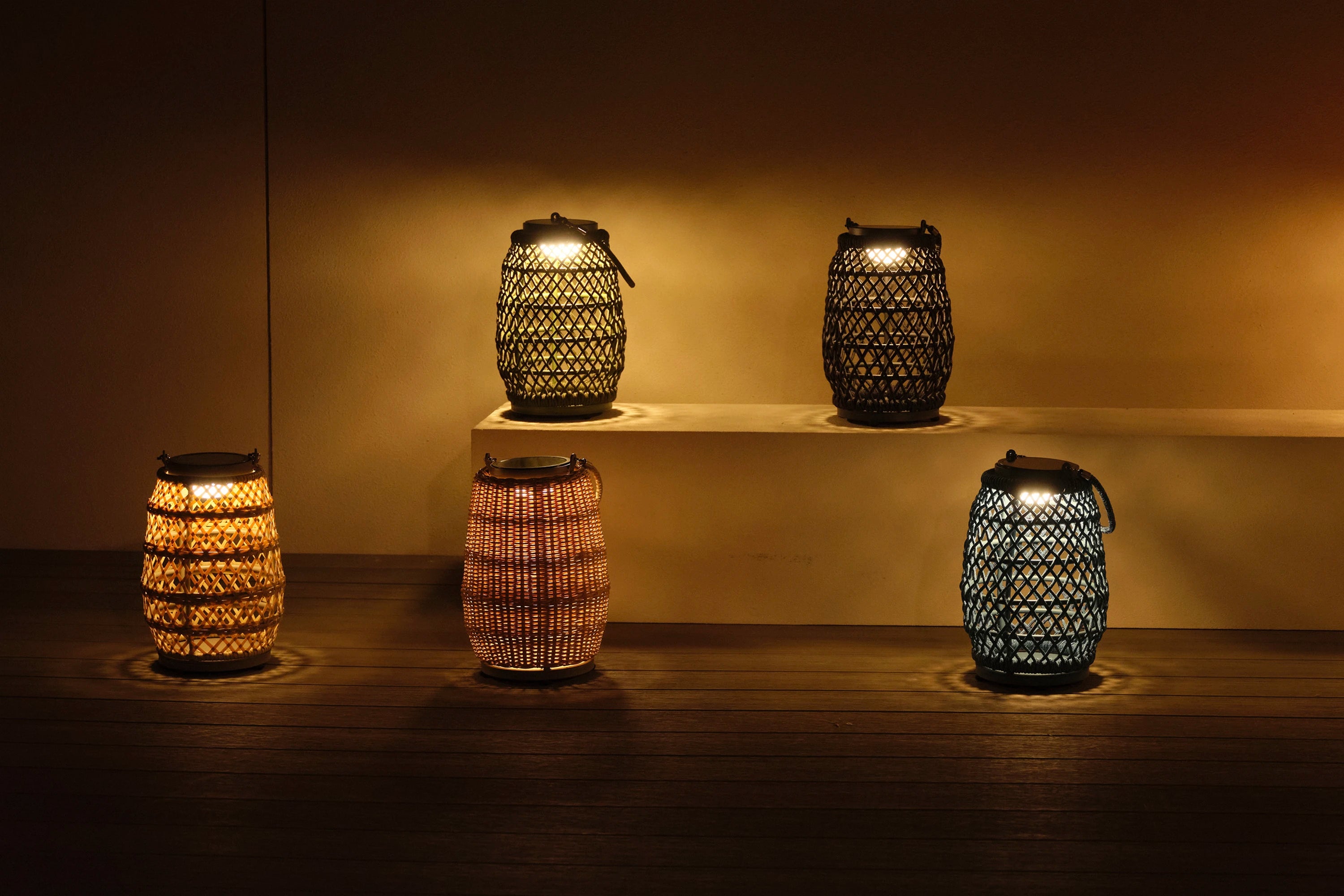 Heidelberg Solar Gartenlampe Aluminium Pulverbeschichtung - Bucheoptik 40cm: Nahaufnahme einer eleganten, geflochtenen Solarlampe mit langlebigem Aluminiumrahmen, ideal für stimmungsvolle Beleuchtung auf Terrasse oder Balkon.