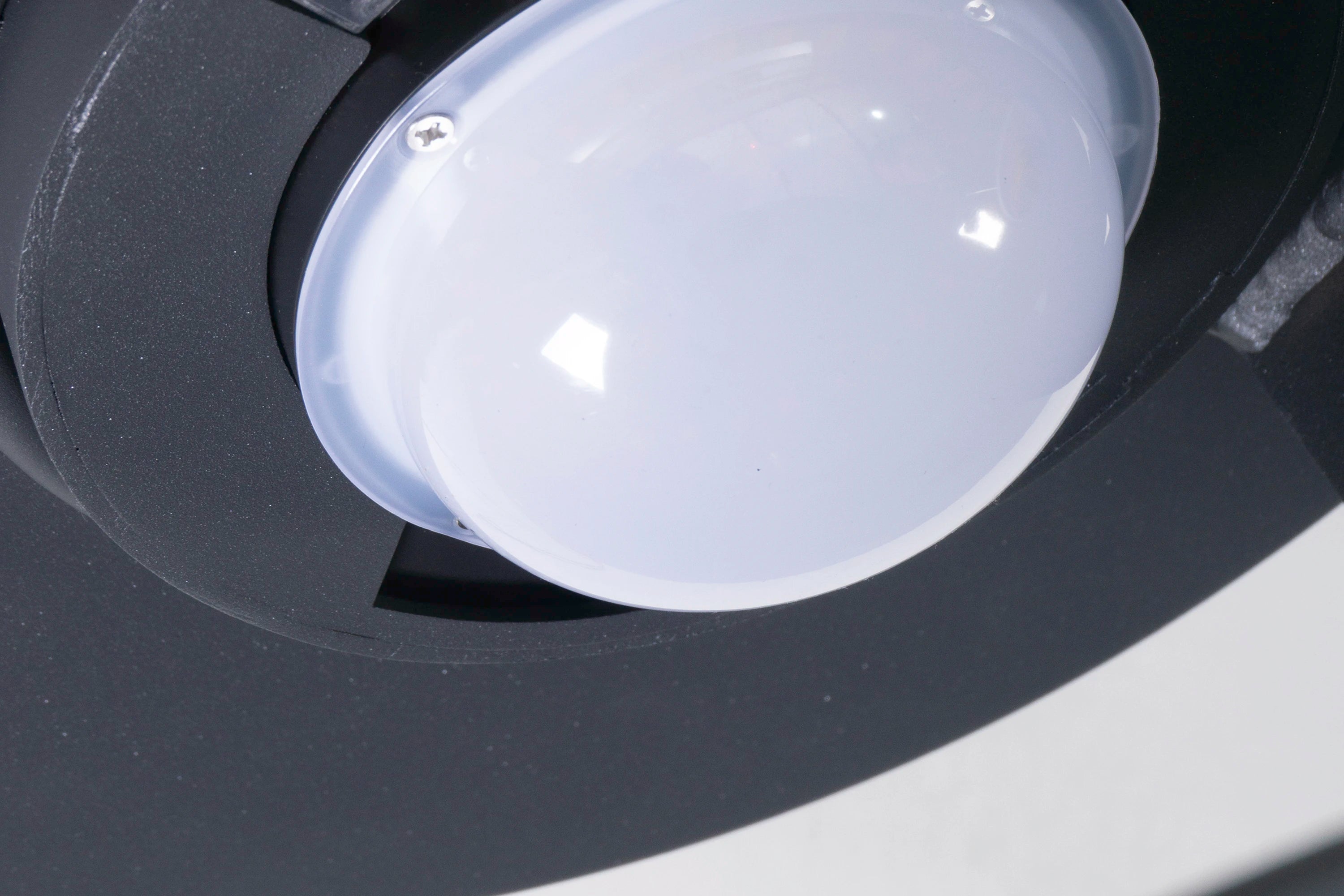 Ronda Multifunktionale Solar Gartenlampe und Koffee Tisch mit geflochtenem Aluminiumskelett, zeigt elegante Struktur und Funktionalität, ideal für entspannende Gartenatmosphäre.