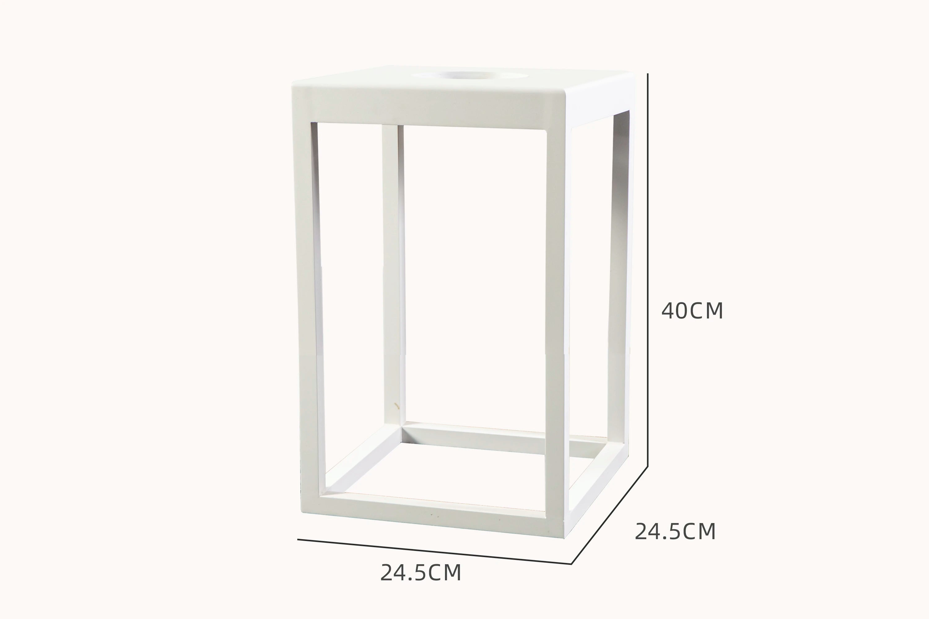 Nahaufnahme der Kenya Solar Gartenlampe Aluminium-Pulverbeschichtung Wasserfest Rechteckig, zeigt ihr minimalistisches Design mit zentraler Öffnung, perfekt für stilvolle und wetterfeste Gartenbeleuchtung von Finqa GmbH.