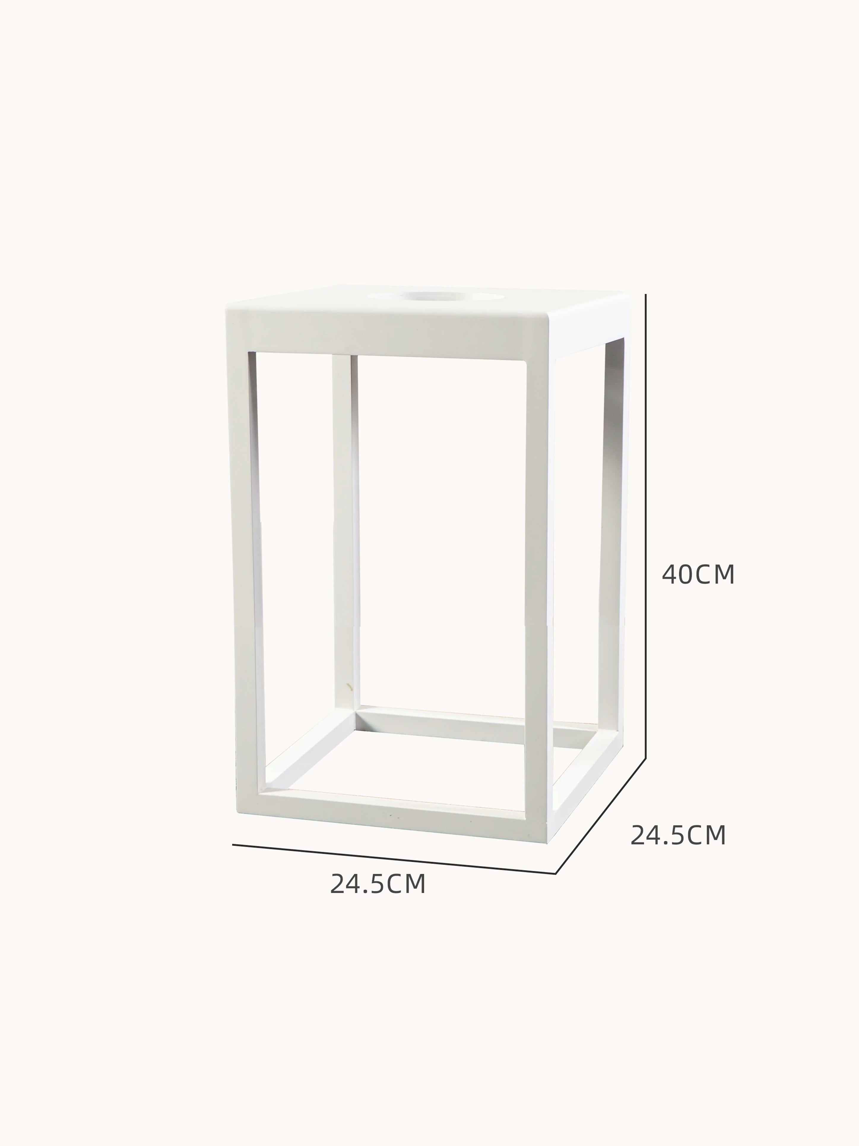Die Kenya Solar Gartenlampe, ein minimalistischer, weißer Metallrahmen-Würfel, dient als eleganter, umweltfreundlicher Leuchtkörper für Außenbereiche, passend für Finqa GmbH's nachhaltige, stilvolle Outdoor-Möbel.