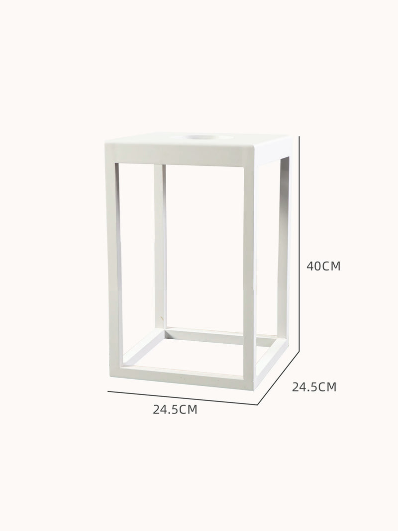 Die Kenya Solar Gartenlampe, ein minimalistischer, weißer Metallrahmen-Würfel, dient als eleganter, umweltfreundlicher Leuchtkörper für Außenbereiche, passend für Finqa GmbH's nachhaltige, stilvolle Outdoor-Möbel.