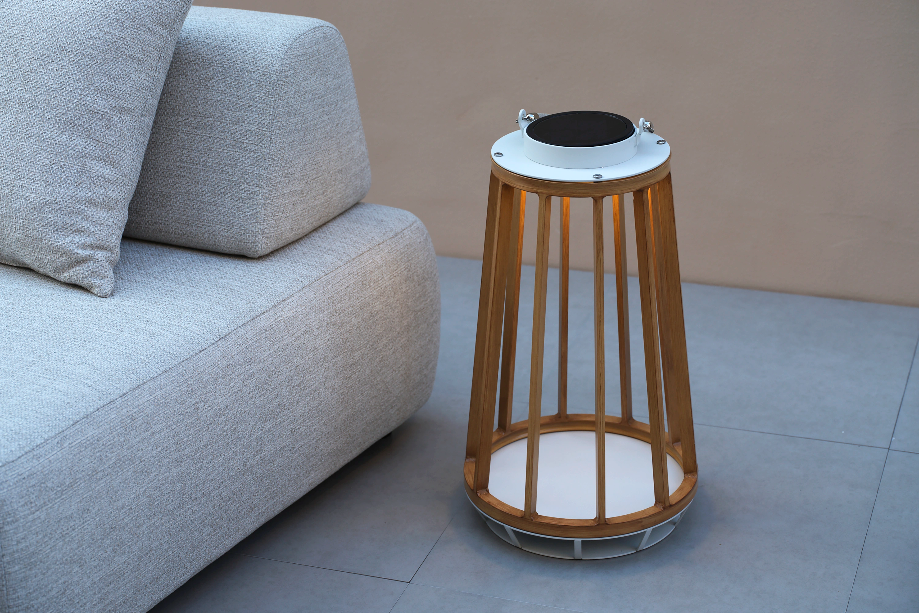 Cordoba Solar Garten Lampe Aluminium Teakholzimitation, Nahaufnahme zeigt die kunstvoll geflochtene Struktur und das robuste Pulverbeschichtete Aluminiumgestell, ideal für stimmungsvolle Beleuchtung im Außenbereich.