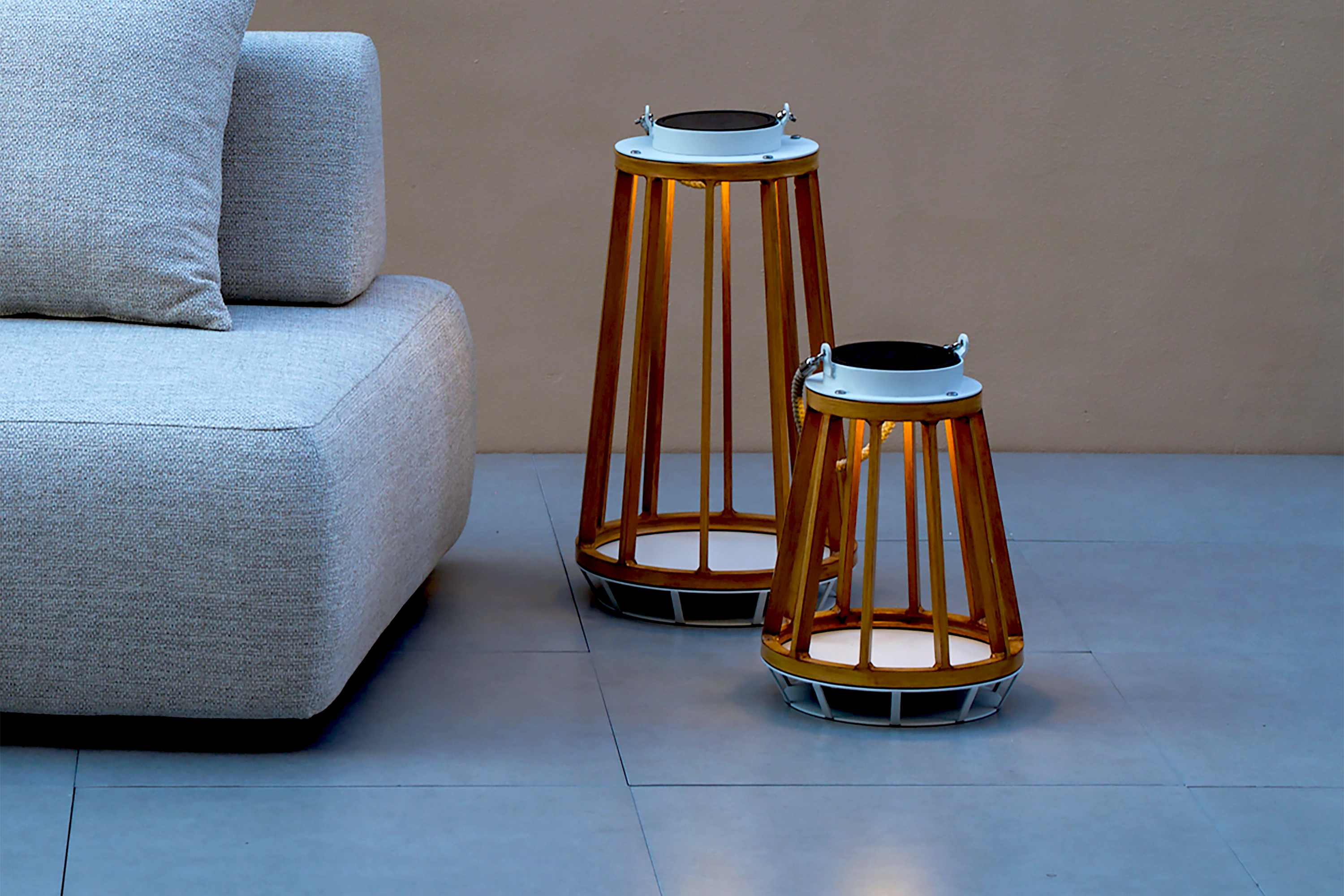 Cordoba Solar Garten Lampe Aluminium Teakholzimitation, detailreiche Nahaufnahme des geflochtenen Lampenschirms, zeigt langlebiges Design und Funktionalität, ideal für stimmungsvolle Beleuchtung im Außenbereich.