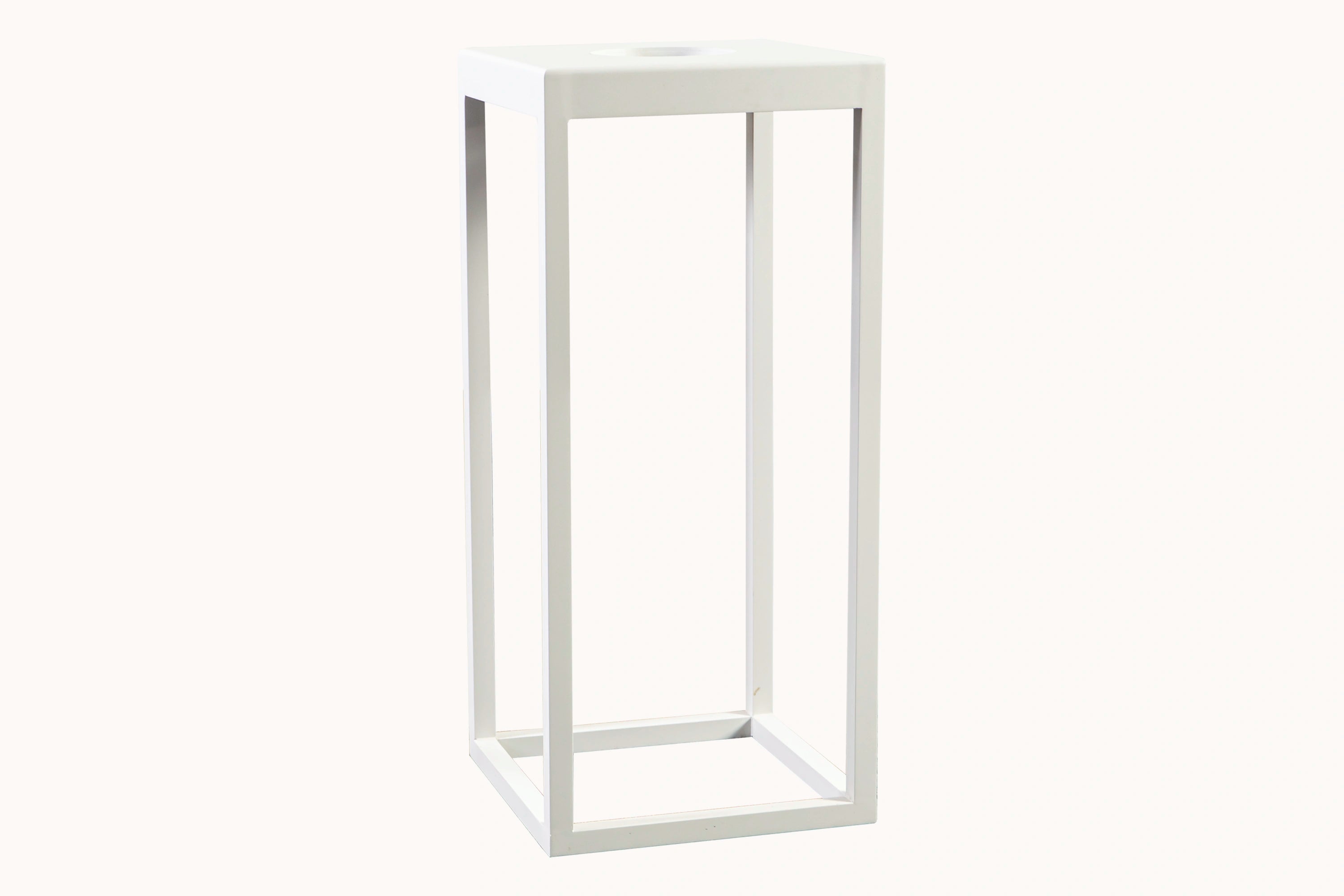 Finqa Kenya Solar Gartenlampe Aluminium-Pulverbeschichtung Wasserfest Rechteckig, minimalistisches Design mit zentralem Loch, ideal für stilvolle, nachhaltige Outdoor-Bereiche.