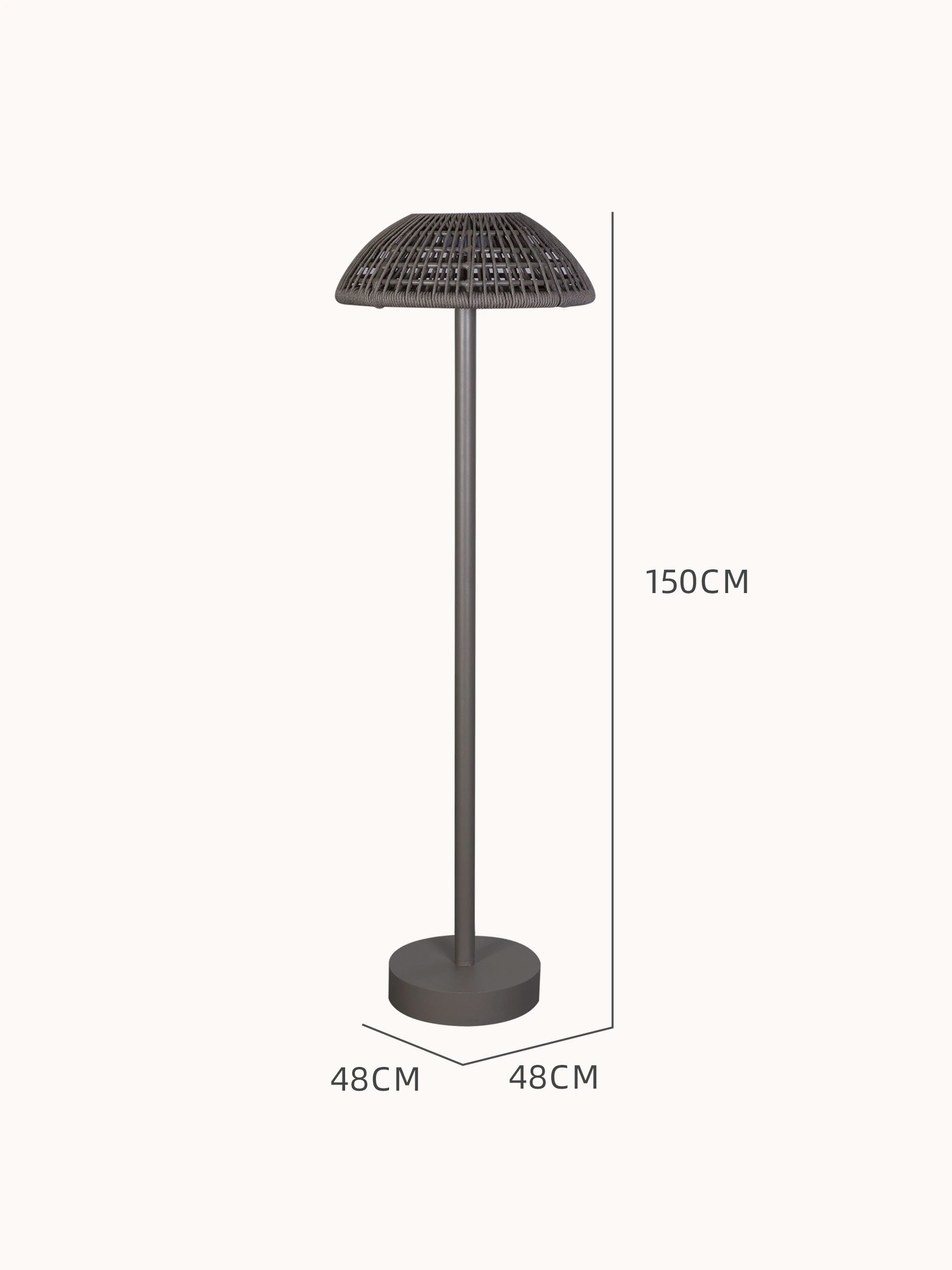 Kapalai Vertikale Lampe Aluminium Pulverbeschichtung Olefin-Taupe zeigt ein elegantes Design mit geflochtenem, pilzförmigem Schirm auf schlankem Gestell, ideal für stimmungsvolle Beleuchtung auf Terrasse oder Balkon.