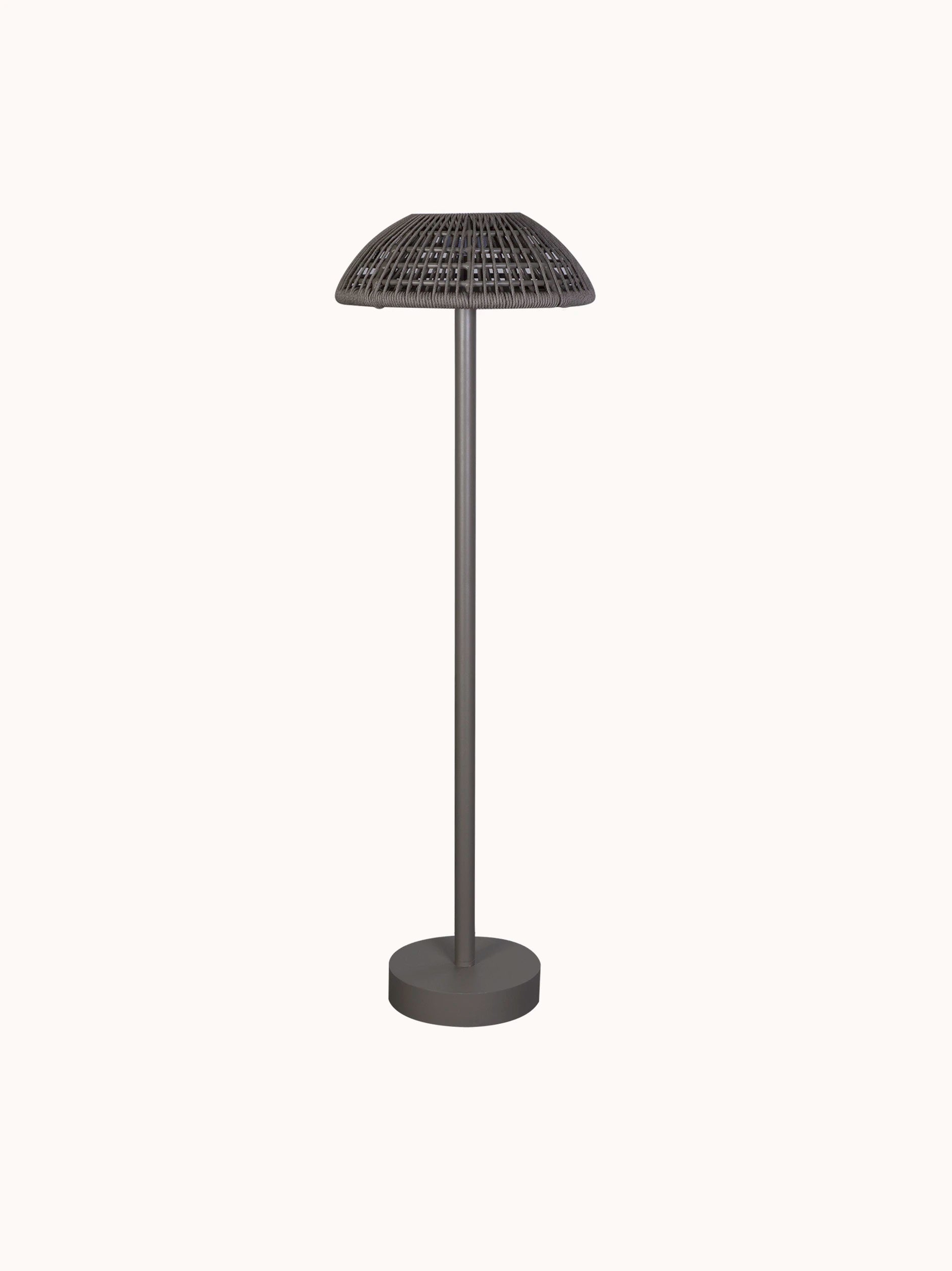 Kapalai Vertikale Lampe Aluminium Pulverbeschichtung Olefin- Taupe: Moderne Solarlampe mit geflochtenem, hydrophobem Aluminiumseil-Schirm und schlankem Metallgestell, ideal für stimmungsvolle Beleuchtung auf Terrassen oder Balkonen.