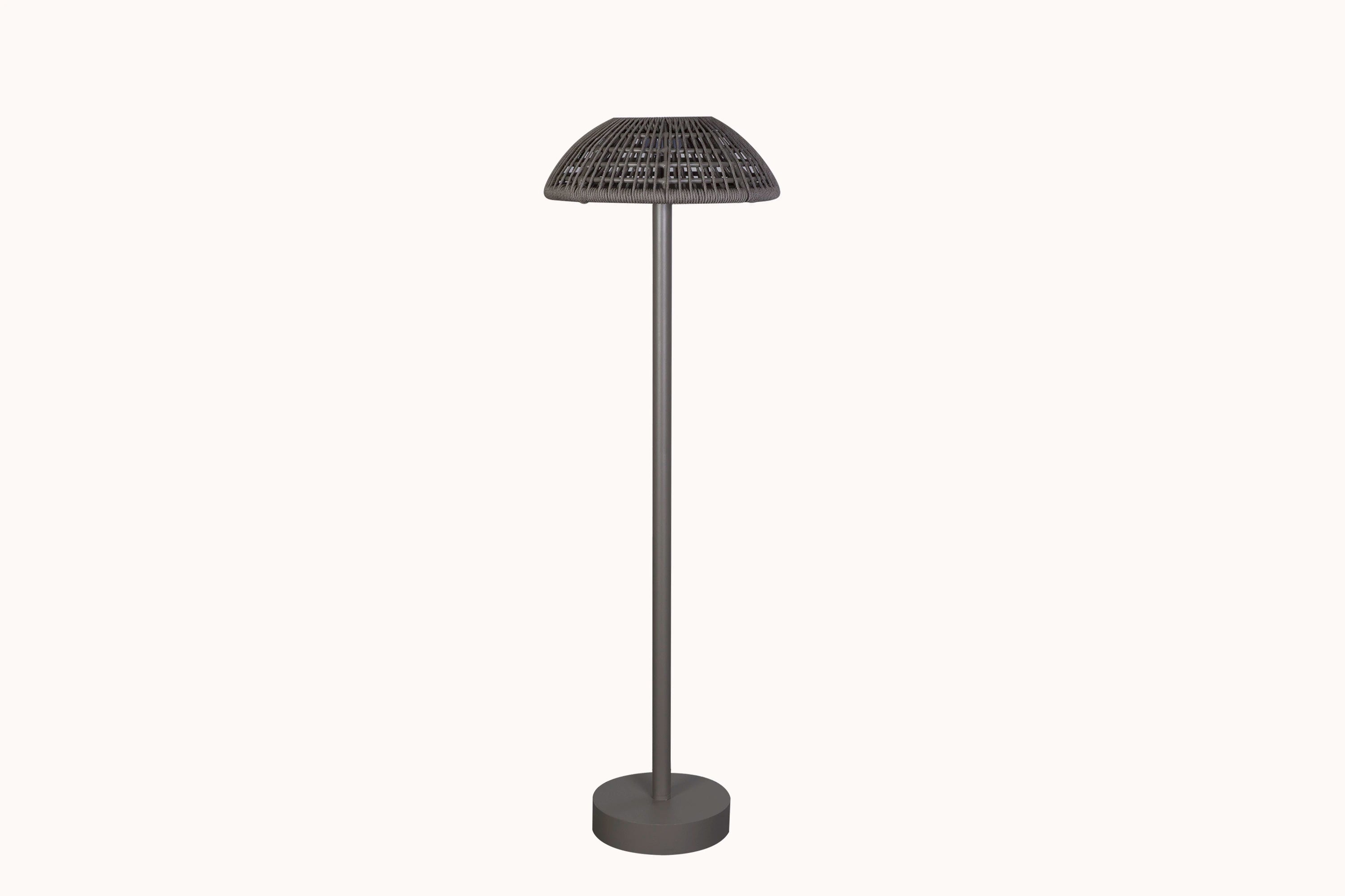 Aluminium-Solarleuchte mit 5 mm gedrehtem PE-Geflecht und Steinbasis, KD-Design. Der schwarze Standfuß und der runde Schirm ergänzen die modulare Outdoor-Ästhetik von Finqa GmbH perfekt.