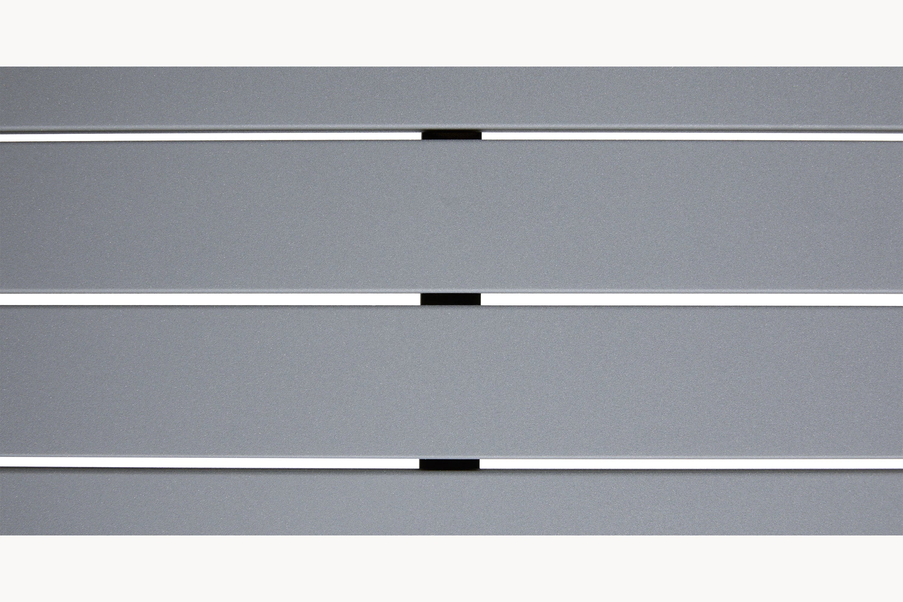 FINQA Warschau Ausziehbarer Esstisch: Nahaufnahme eines eleganten, grauen Tisches mit ausziehbarer Tischplatte und robustem Aluminiumgestell, ideal für flexible Outdoor-Gestaltungen.