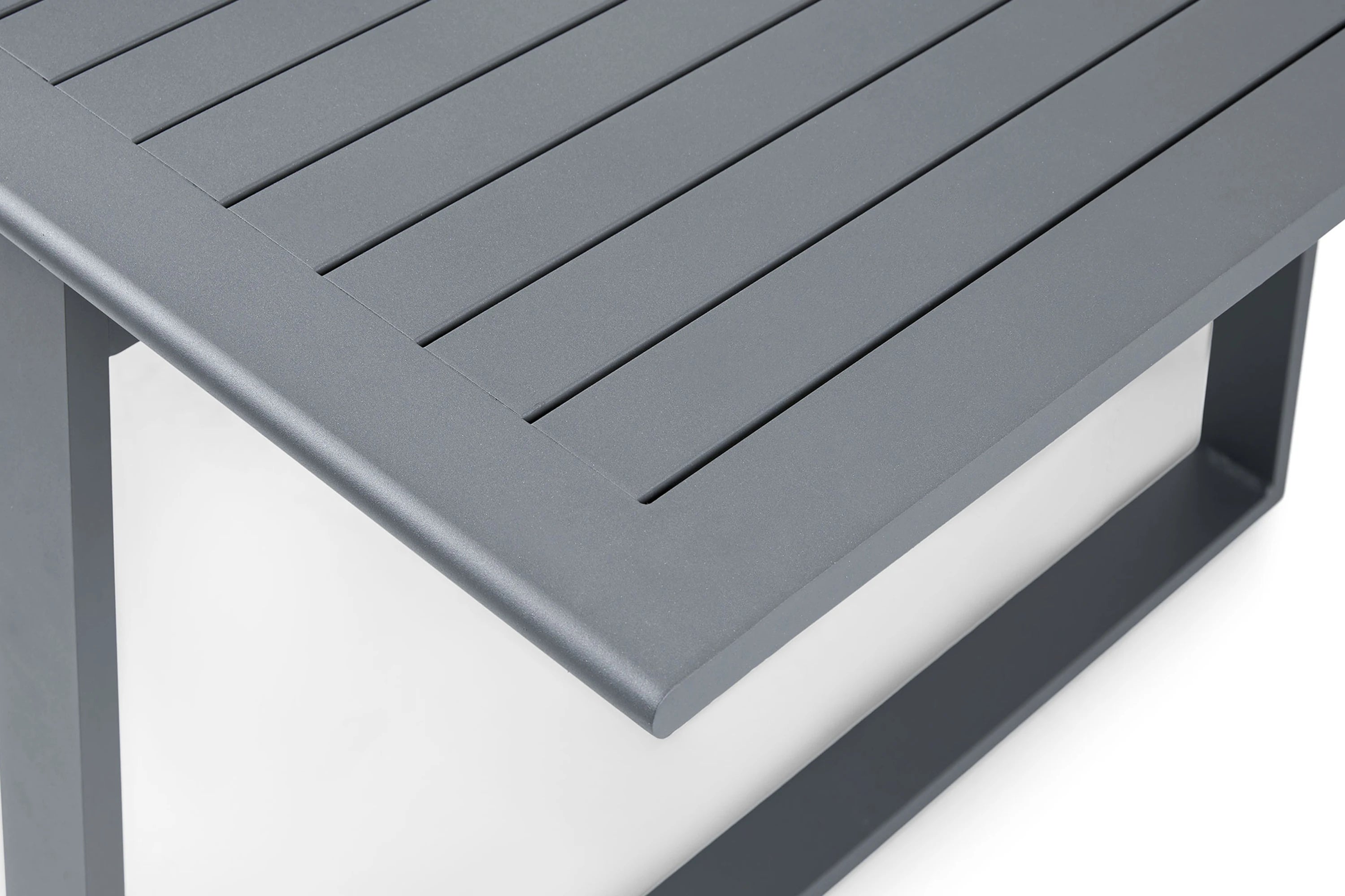 FINQA Warschau Ausziehbarer Esstisch, ein moderner, dunkelgrauer Tisch mit ausziehbarer Tischplatte aus Aluminium, ideal für flexible Esssituationen im Freien, robust und witterungsbeständig.