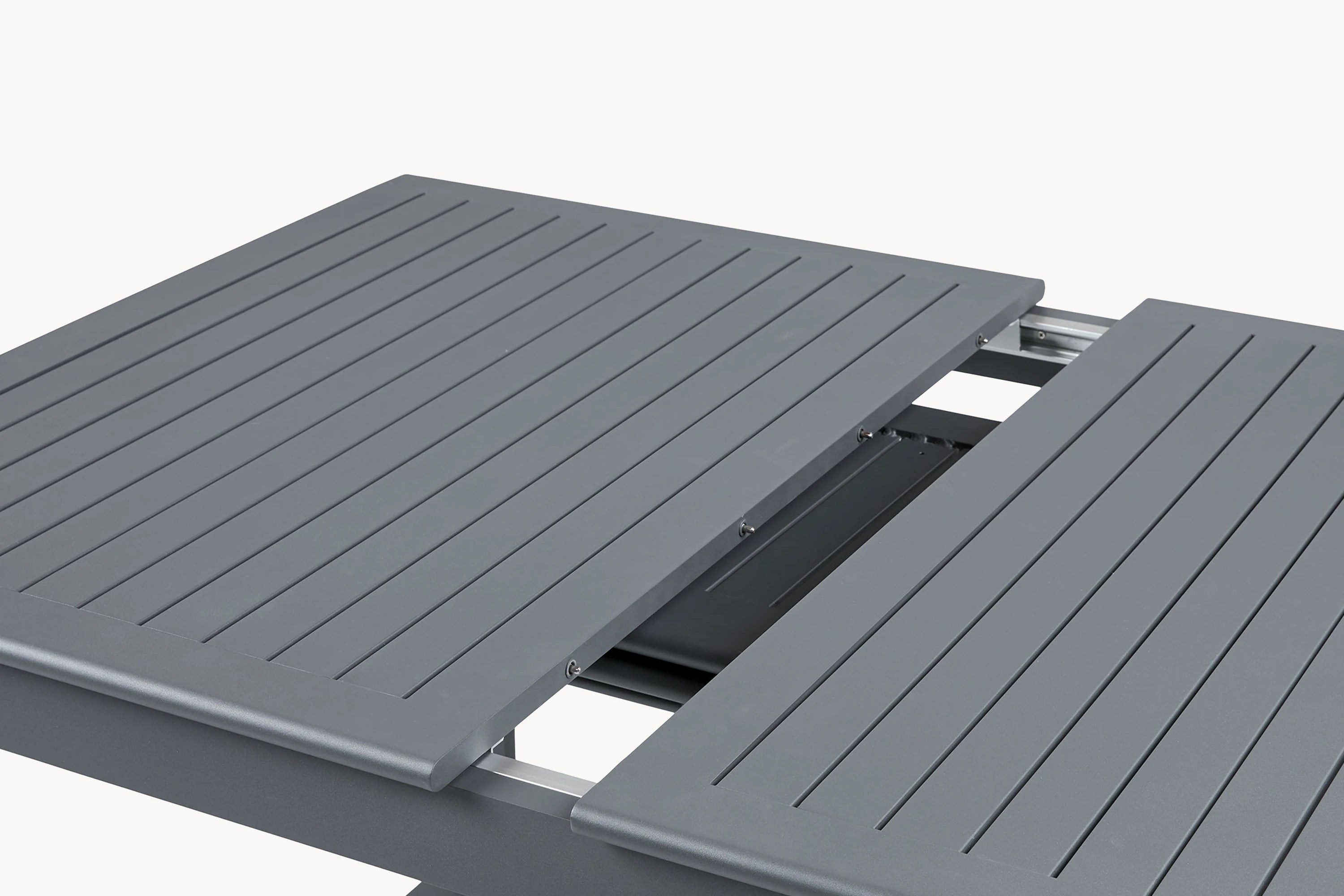 FINQA Warschau Ausziehbarer Esstisch, Nahaufnahme eines dunkelgrauen Tisches mit robuster Aluminium-Tischplatte und Pulverbeschichtung, ideal für flexible Outdoor-Esssituationen, bietet Platz für 4-10 Personen.