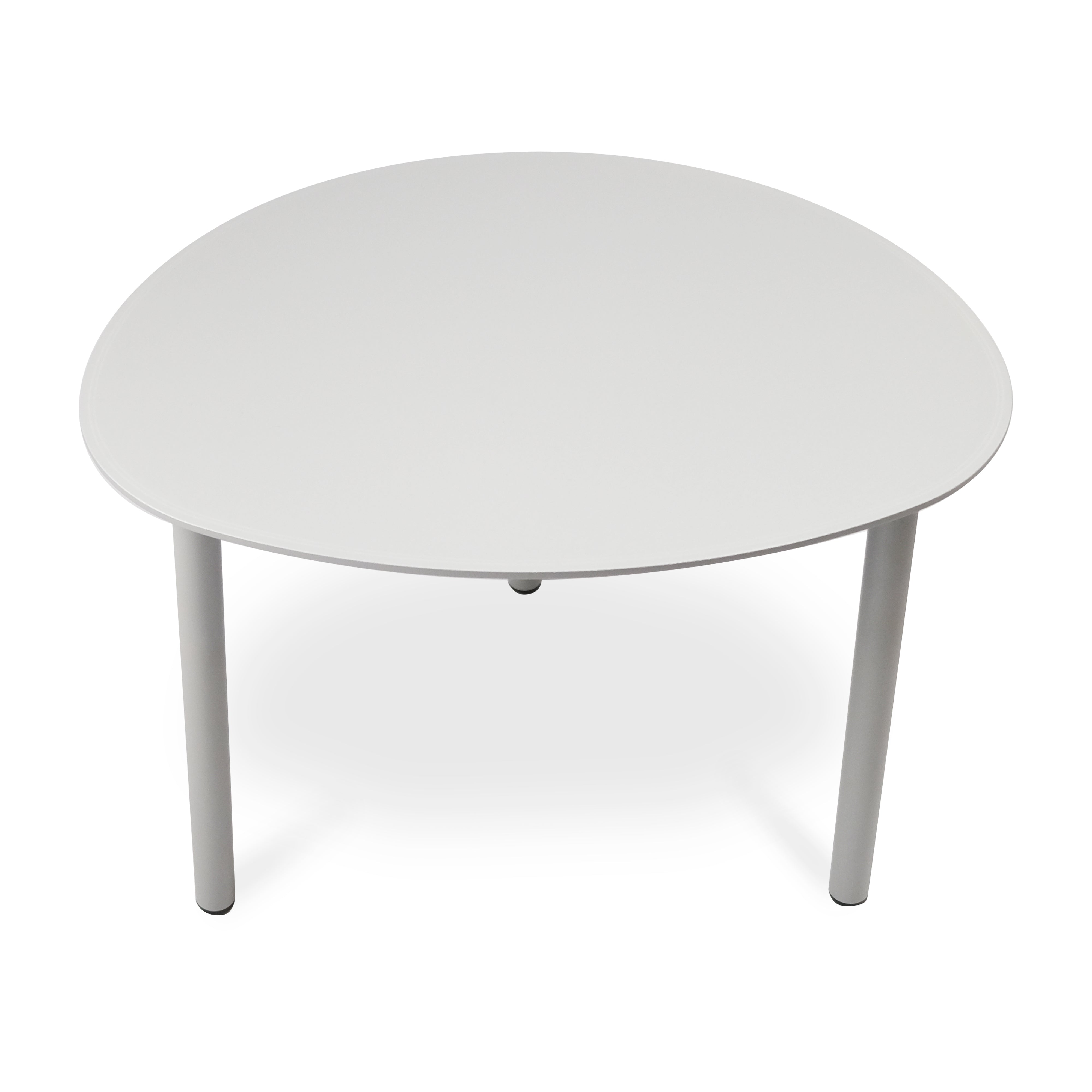 Finqa Valencia-S Lounge Beistelltisch, eiförmig, aus Aluminium-Pulverbeschichtung, 55/45/40 cm. Schlichter, funktionaler Tisch mit eleganten Metallbeinen, ideal für vielseitige Nutzung drinnen und draußen.