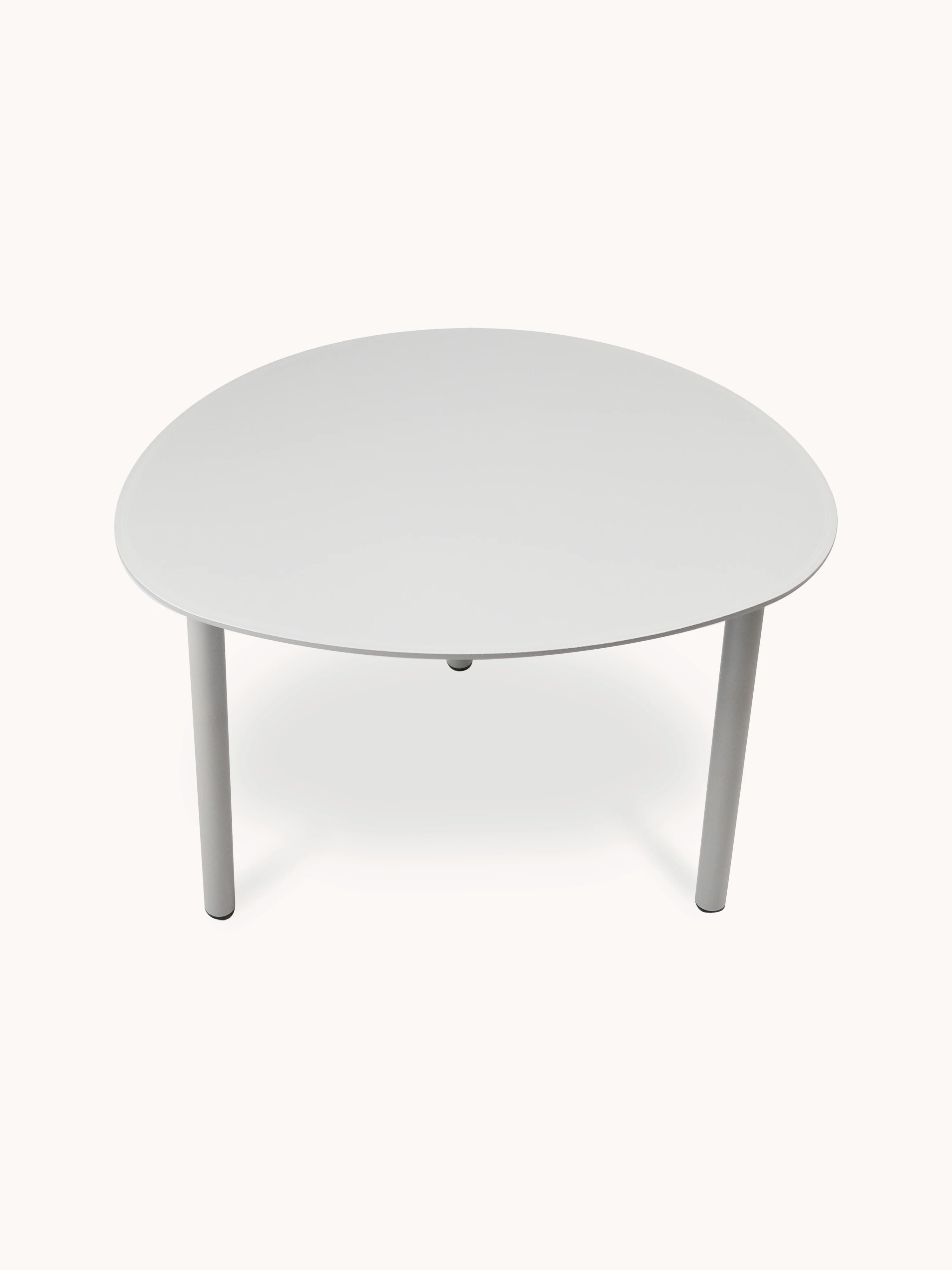 Valencia-S Lounge Beistelltisch aus Aluminium-Pulverbeschichtung, eiförmig, mit runder Tischplatte und drei zylindrischen Beinen, ideal für stilvolle und funktionale Outdoor-Gestaltung passend zu Finqa GmbH's modularen Möbeln.