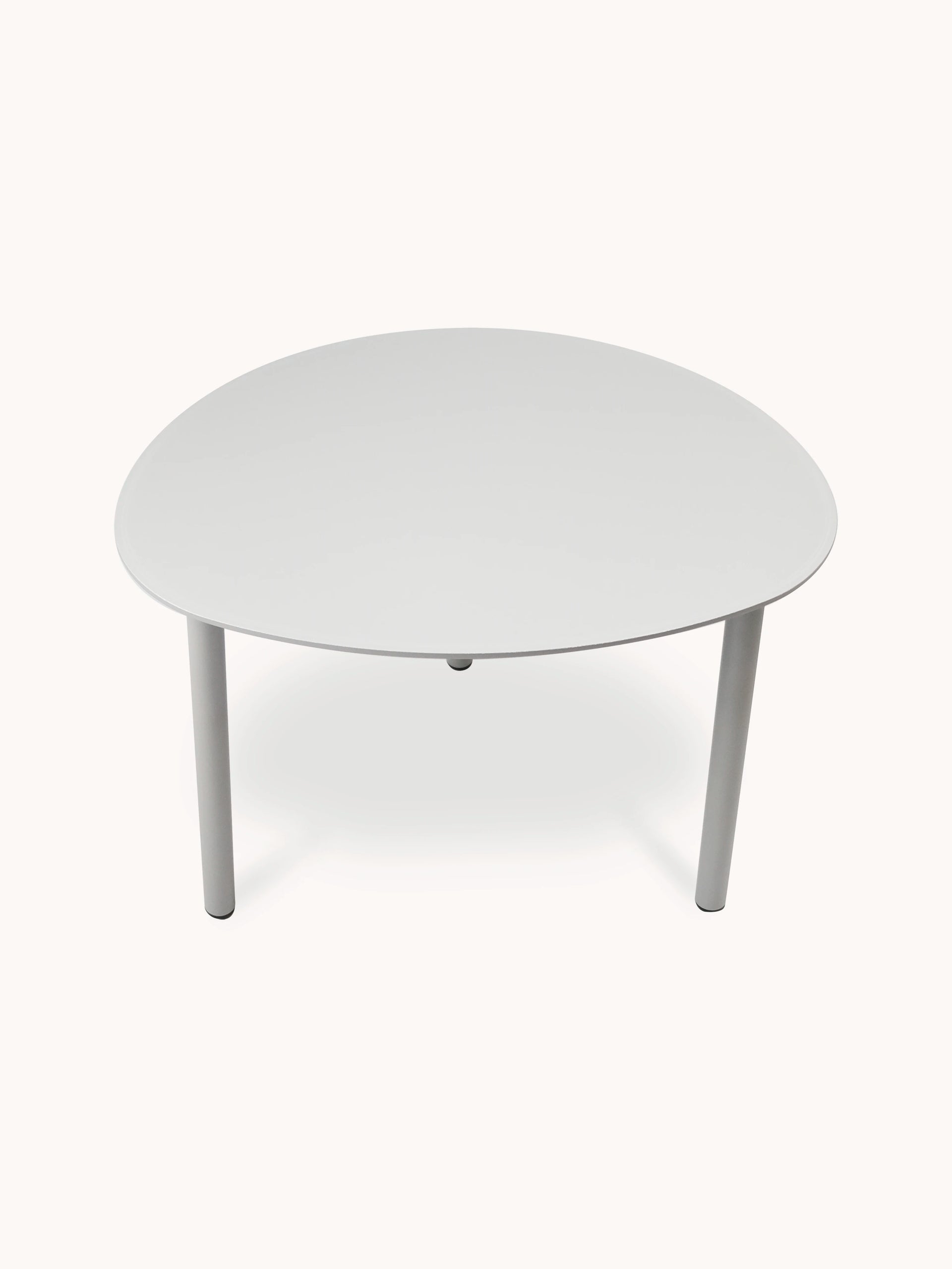 Valencia-S Lounge Beistelltisch aus Aluminium-Pulverbeschichtung, eiförmig, mit runder Tischplatte und drei zylindrischen Beinen, ideal für stilvolle und funktionale Outdoor-Gestaltung passend zu Finqa GmbH's modularen Möbeln.