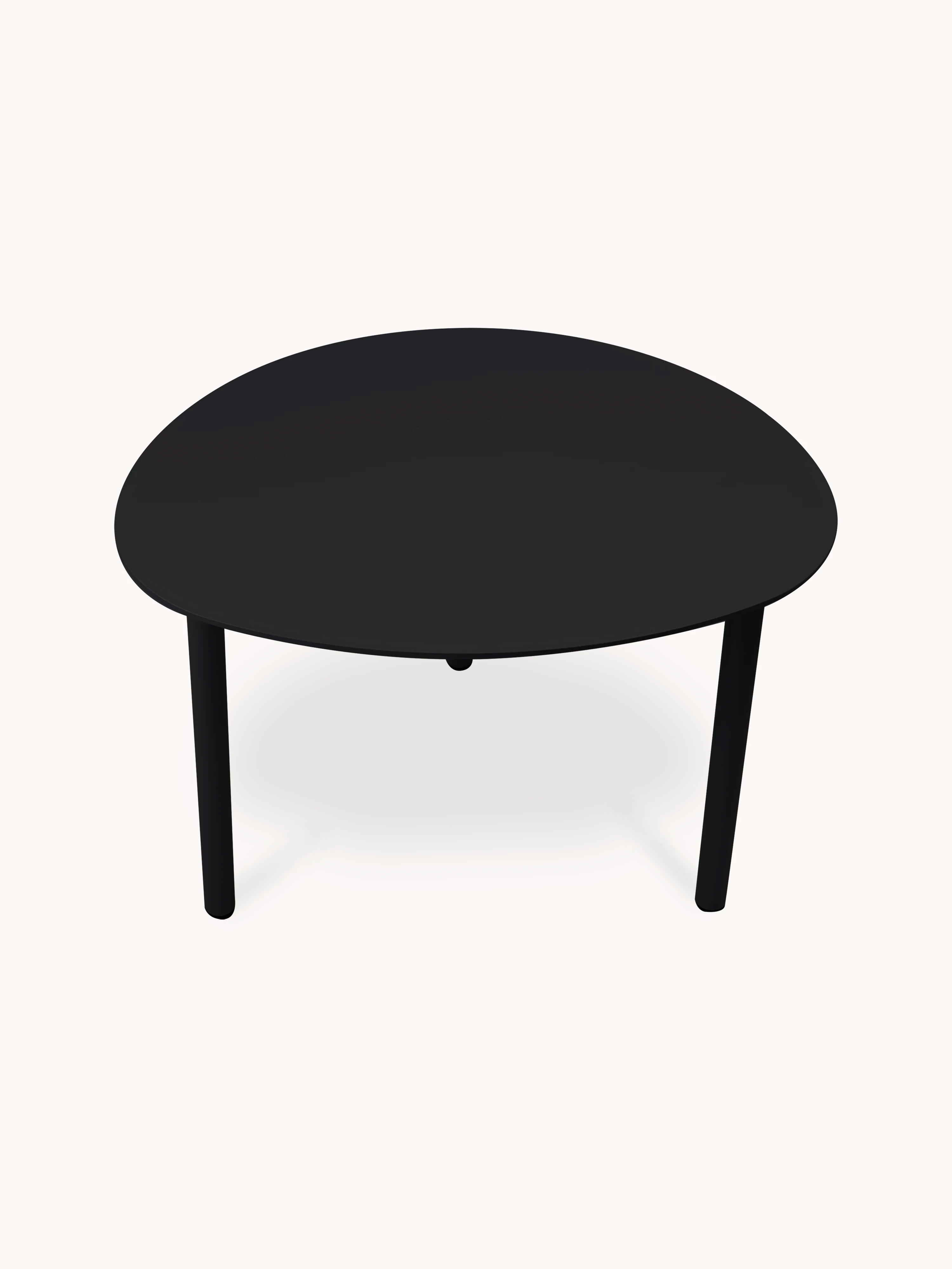 Der Valencia-S Lounge Beistelltisch Aluminium-Pulverbeschichtung Eiförmig-55/45/40 cm zeigt ein minimalistisches Design mit runder Tischplatte und drei schlanken Beinen, ideal für vielseitige Nutzung im Innen- und Außenbereich.