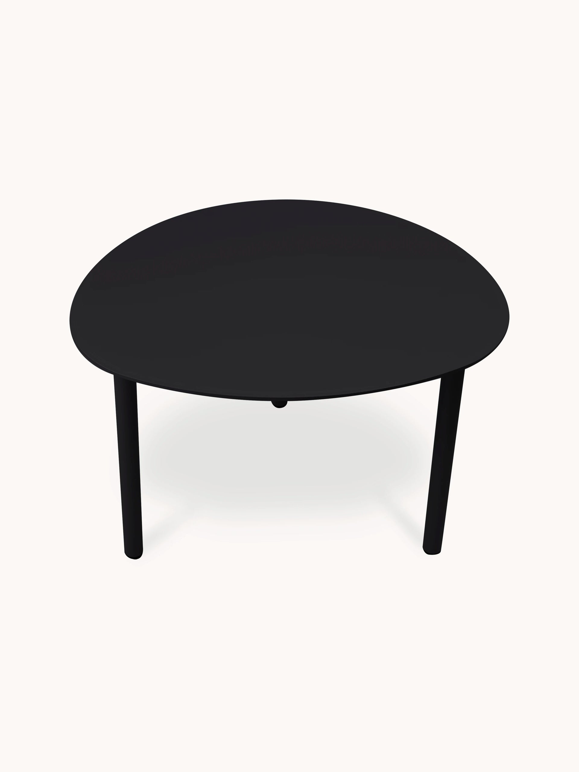 Der Valencia-S Lounge Beistelltisch Aluminium-Pulverbeschichtung Eiförmig-55/45/40 cm zeigt ein minimalistisches Design mit runder Tischplatte und drei schlanken Beinen, ideal für vielseitige Nutzung im Innen- und Außenbereich.