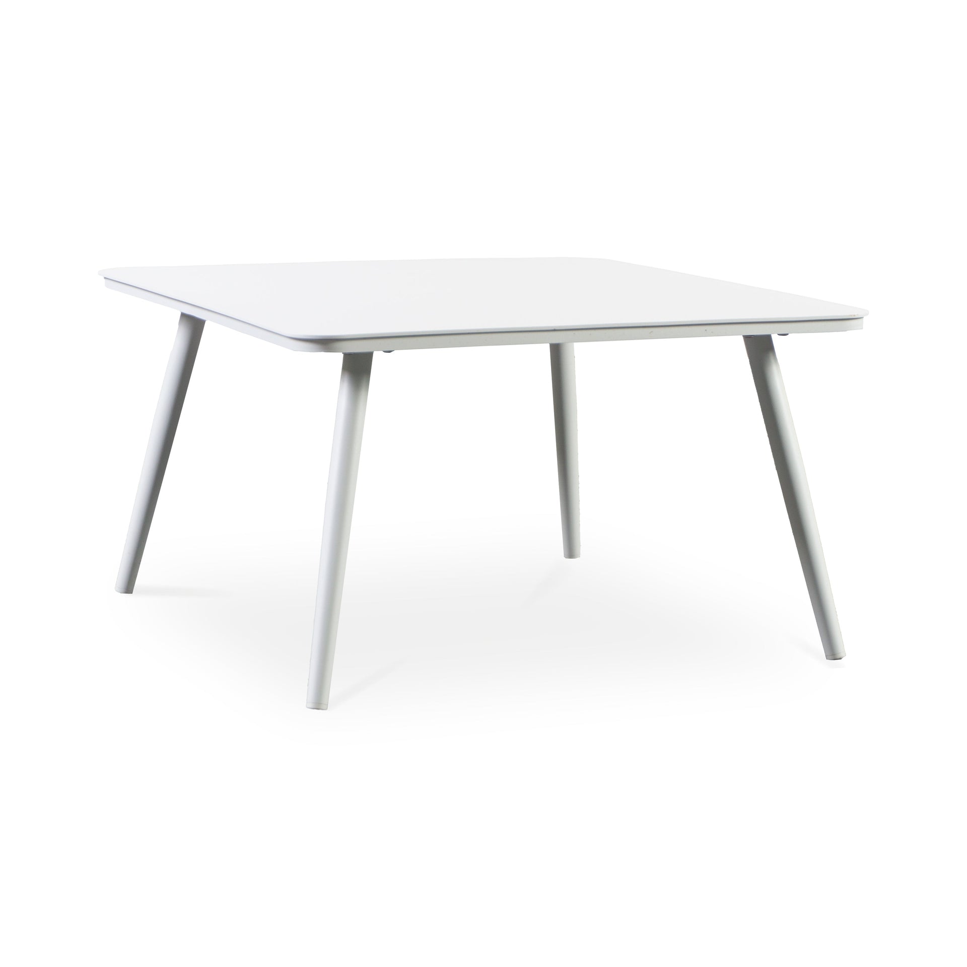 Finqa Menorca Loungetisch Aluminium-Pulverbeschichtung mit quadratischer Tischplatte und leicht gespreizten zylindrischen Beinen, ideal für flexible, stilvolle Outdoor-Gestaltungen auf Terrassen und Balkonen.