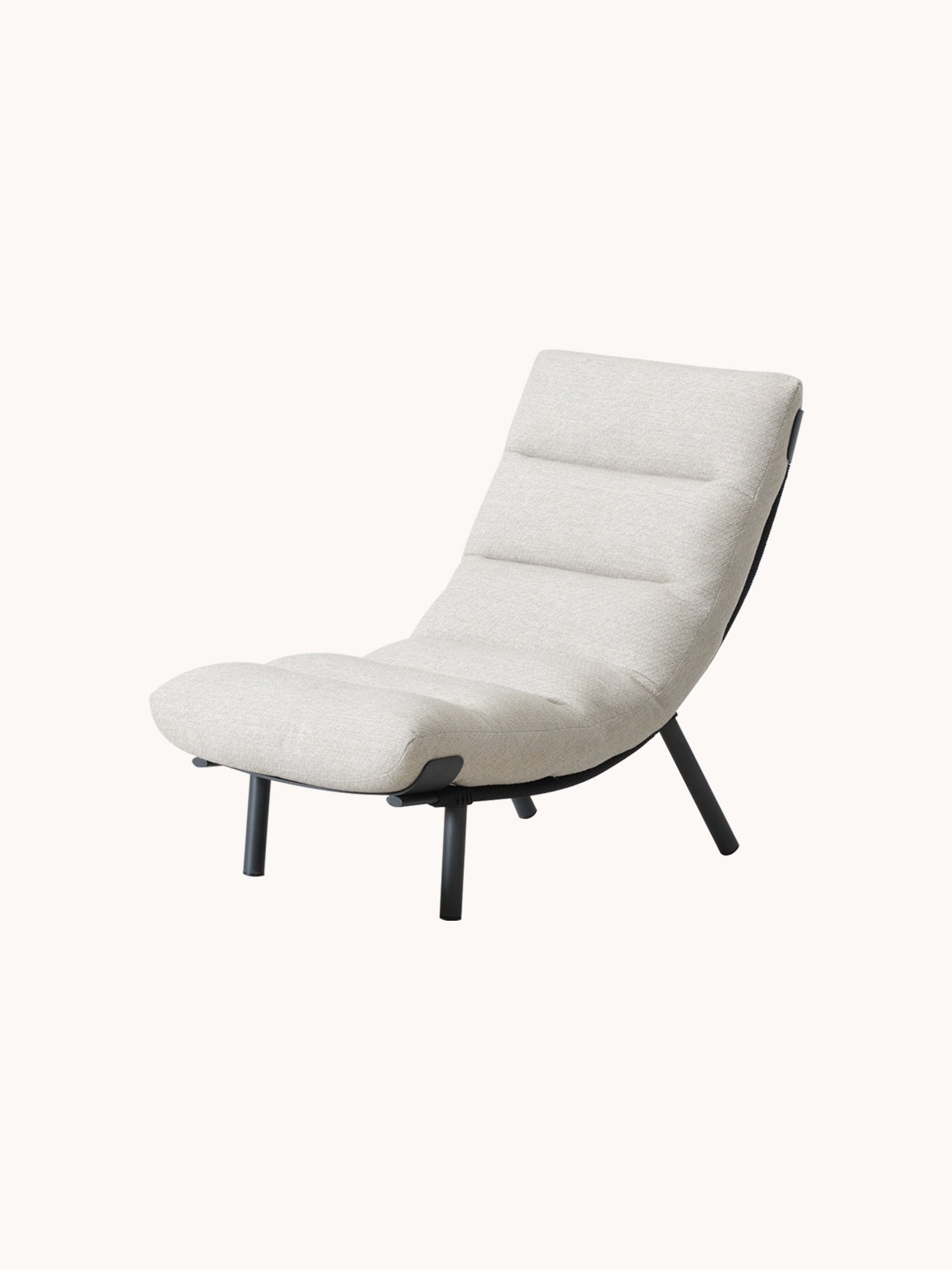 Mykonos Garten Ecklounge Set,（副本）: Moderner, armloser Lounge-Sessel mit leicht gepolsterter, beige gepolsterter Sitzfläche, horizontal abgesteppt, auf kurzen, schrägen schwarzen Metallbeinen. Ideal für entspannte, flexible Outdoor-Gestaltungen.