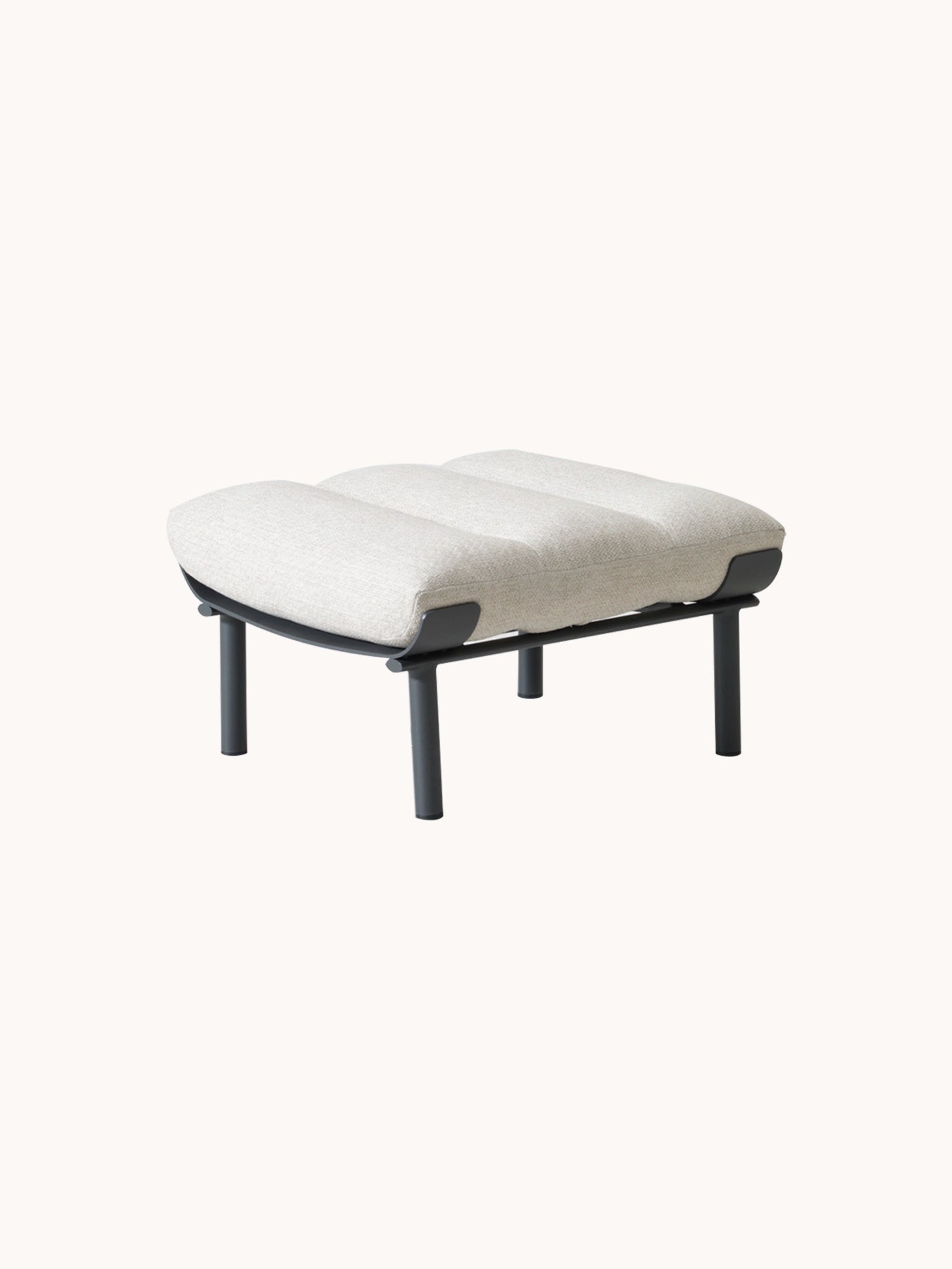 Das Mykonos Garten Ecklounge Set zeigt einen niedrigen Hocker mit sanft konturierter, gepolsterter Sitzfläche auf einem eleganten, dunklen Metallrahmen mit vier geraden Beinen, ideal für stilvolle Outdoor-Bereiche.