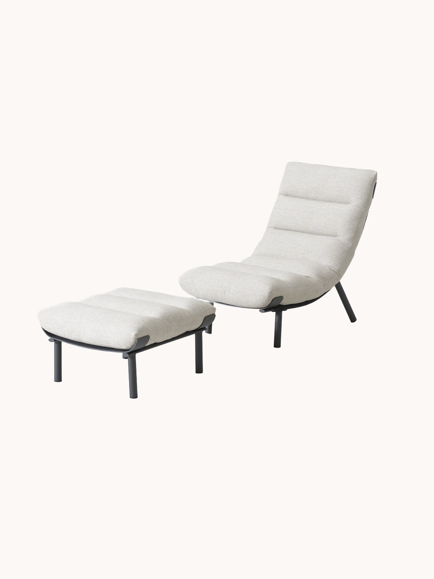 Mykonos Garten Ecklounge Set: Moderner Loungesessel mit leicht geneigter Rückenlehne und passendem, niedrigem Ottoman. Beide mit leicht getufteten, cremefarbenen Polstern und schlanken, dunklen Metallbeinen für stilvollen Komfort.