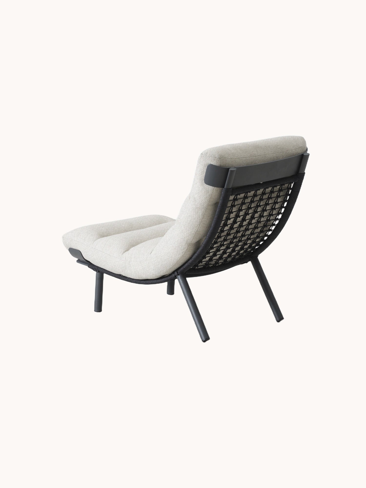 Mykonos Garten Ecklounge Set,（副本）zeigt einen modernen Lounge-Stuhl mit sanft geneigtem, niedrigem Profil, gepolstert in hellem Stoff, schwarzem Metallrahmen und offenem, gewebtem Rückenteil. Ideal für flexible Outdoor-Gestaltung.