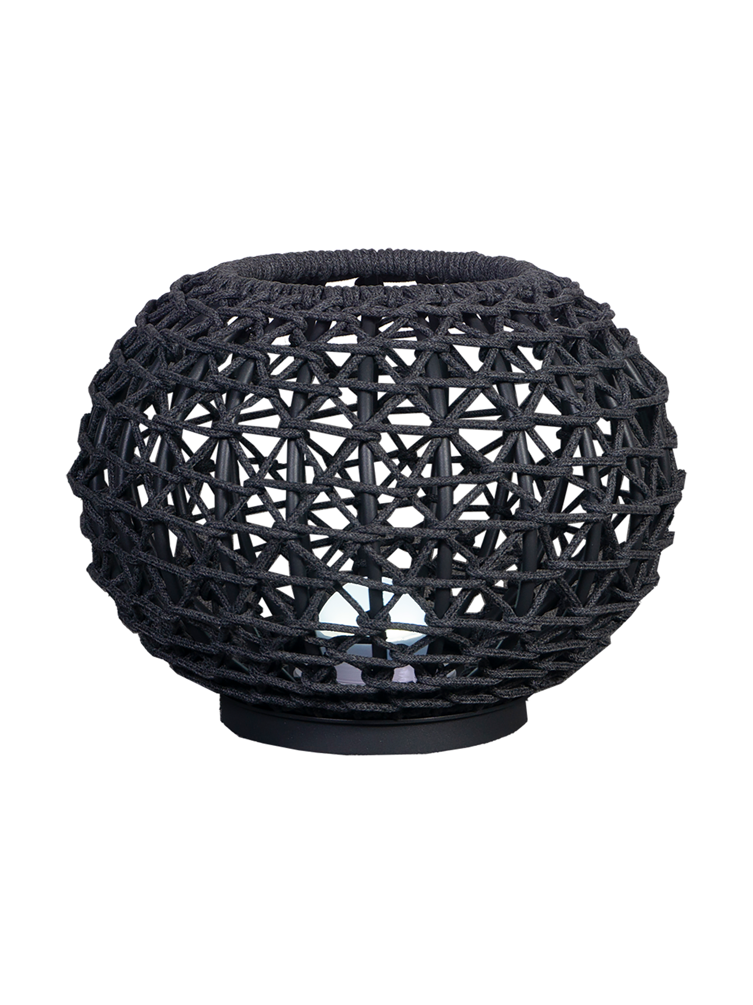 Finqa Helsinki Solar Gartenlampe: Ein offenes Geflecht aus dickem, schwarzem Seil umrahmt die LED-Quelle, erzeugt stimmungsvolle Lichtspiele und verbindet elegantes Design mit nachhaltiger Funktionalität für den Außenbereich.