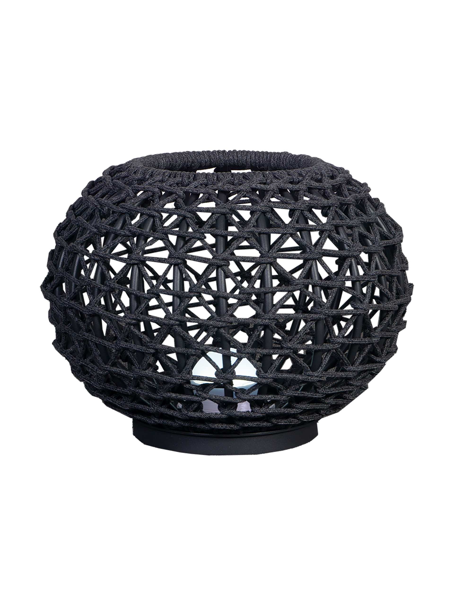 Finqa Helsinki Solar Gartenlampe: Ein offenes Geflecht aus dickem, schwarzem Seil umrahmt die LED-Quelle, erzeugt stimmungsvolle Lichtspiele und verbindet elegantes Design mit nachhaltiger Funktionalität für den Außenbereich.