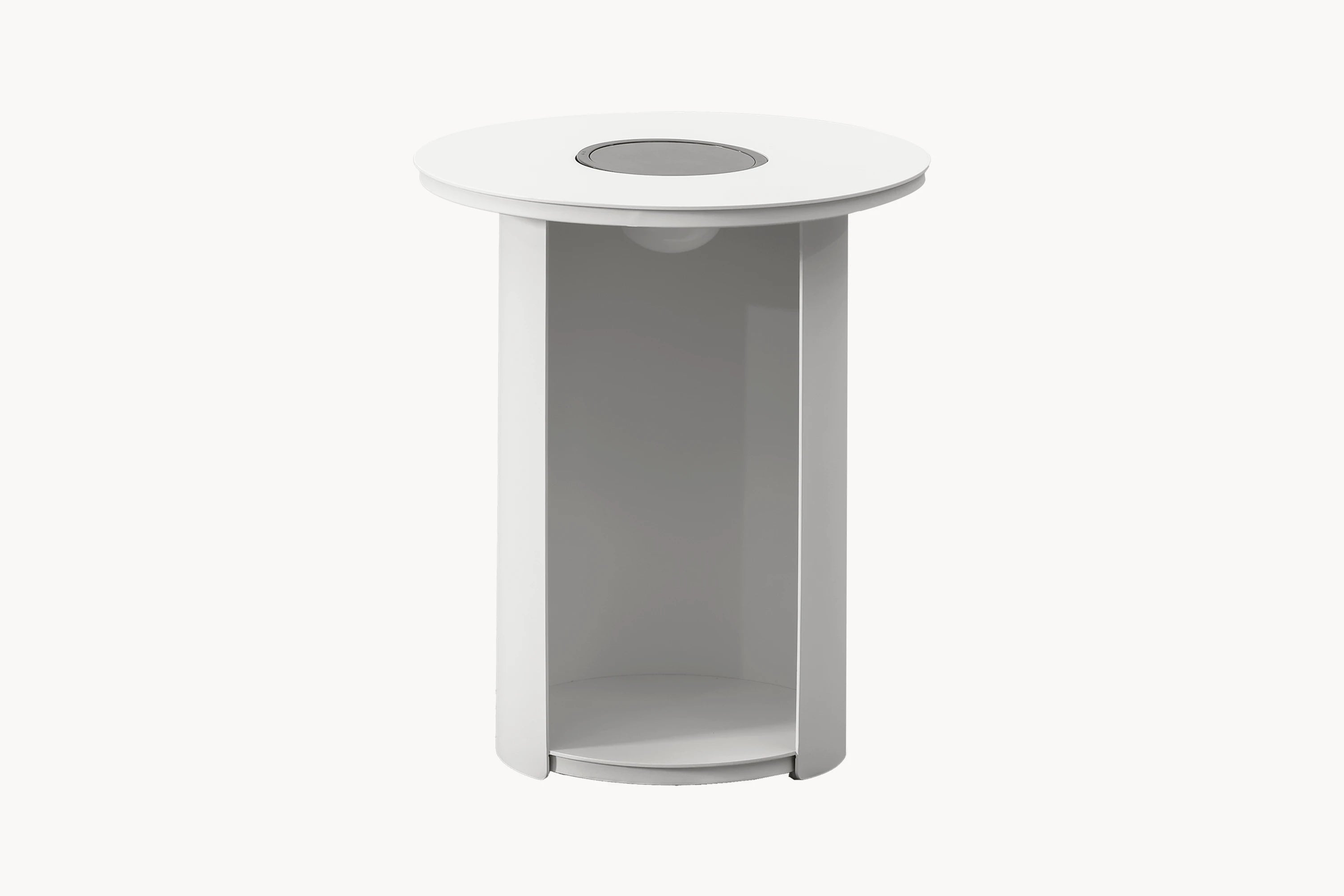 Baden-Baden Multifunktionale Runder Couchtisch mit Solarlicht, zeigt ein modernes Design mit integriertem Abfallbehälter und runder Ablage. Perfekt für stilvolle, nachhaltige Outdoor-Bereiche von Finqa GmbH.