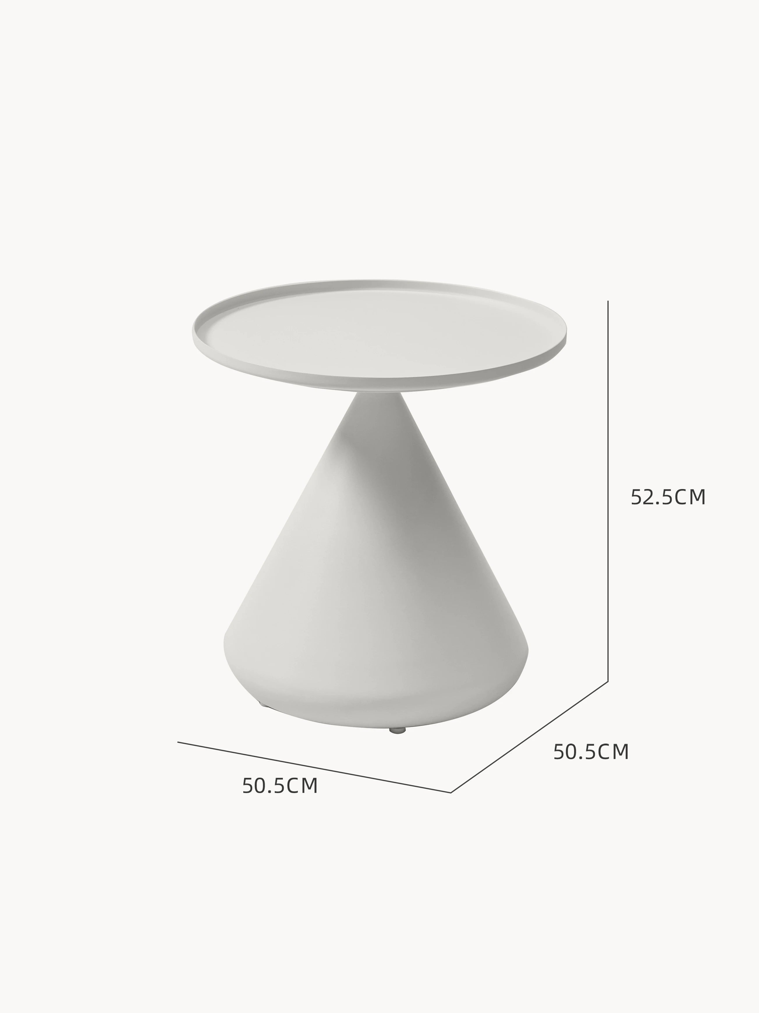 Keukenhof Spitz zulaufender Couchtisch mit gerollten Kanten: Ein minimalistischer, weißer Beistelltisch mit konischem Sockel und flachem, rundem Tablett-Top, 50,5 cm Durchmesser und 52,5 cm hoch, passend für stilvolle Outdoor-Umgebungen von Finqa GmbH.