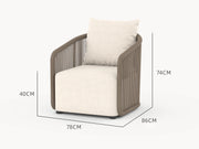 Kapalai 1-Sitzer Gartensessel mit zwei Armlehnen, zeigt ein kunstvoll verflochtenes Seildesign und sanft abgerundete Ecken, ideal für stilvolle Entspannung im Garten, inspiriert von maritimen Elementen.