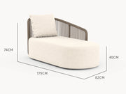 Kapalai Liege mit einer Armlehne, inspiriert von Palmenblättern und Korallenriffen, zeigt ein kunstvoll verflochtenes Seildesign. Perfekt für stilvolle Entspannung und modulare Outdoor-Gestaltung.