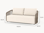 Kapalai 2-Sitzer Gartensofa mit zwei Armlehnen, zeigt sanft gerundete Ecken und ein kunstvoll verflochtenes Seildesign, das stilvolle Entspannung und modulare Flexibilität in hochwertigen Outdoor-Möbeln verkörpert.