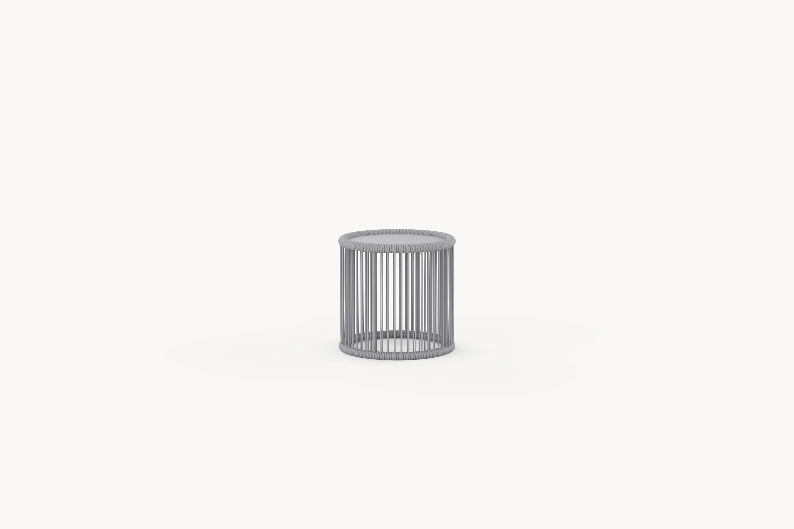 Kapalai runder Garten-Beistelltisch: Ein kunstvoll geflochtener Seiltisch, der minimalistisches Design und Funktionalität vereint, ideal für stilvolle Außenbereiche. Perfekt für flexible Garten- und Terrassengestaltung.