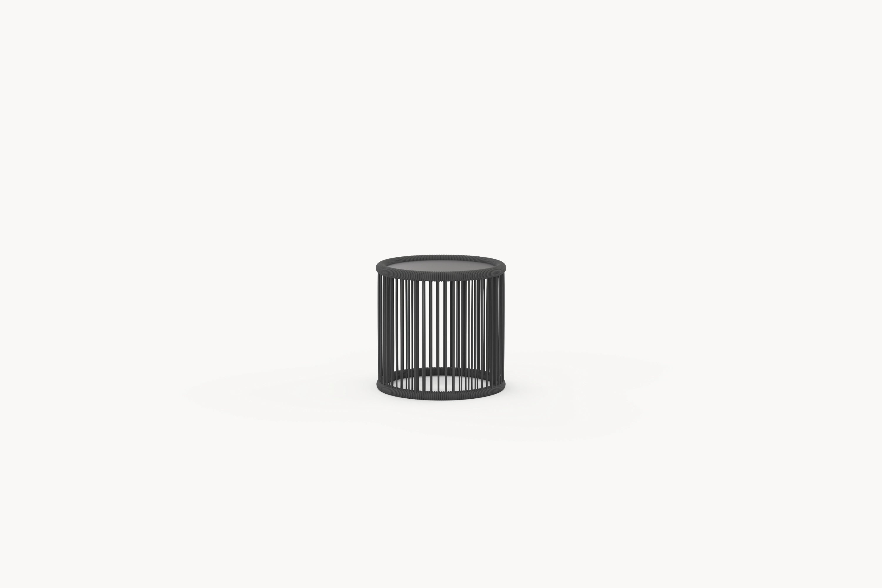 Kapalai runder Garten-Beistelltisch mit kunstvoll verflochtenem Seildesign, das eine moderne Eleganz ausstrahlt. Der Tisch ergänzt die modulare Outdoor-Sofakollektion von Finqa für stilvolle, flexible Gartengestaltung.