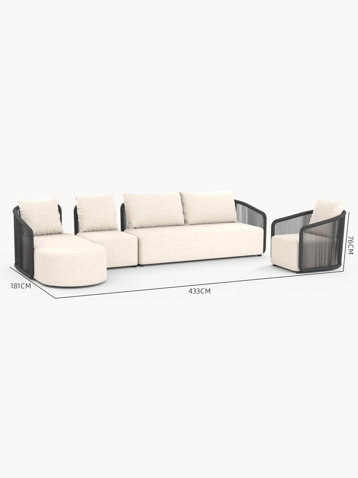 Kapalai Garten Loungesofa Set (6-Sitzer) mit modularen Elementen: links Chaiselongue, mittig zweisitzige Einheit, rechts dreisitzige Einheit, separater Sessel; helle Polster, dunkel gerahmte Arme, insgesamt 433 cm breit.