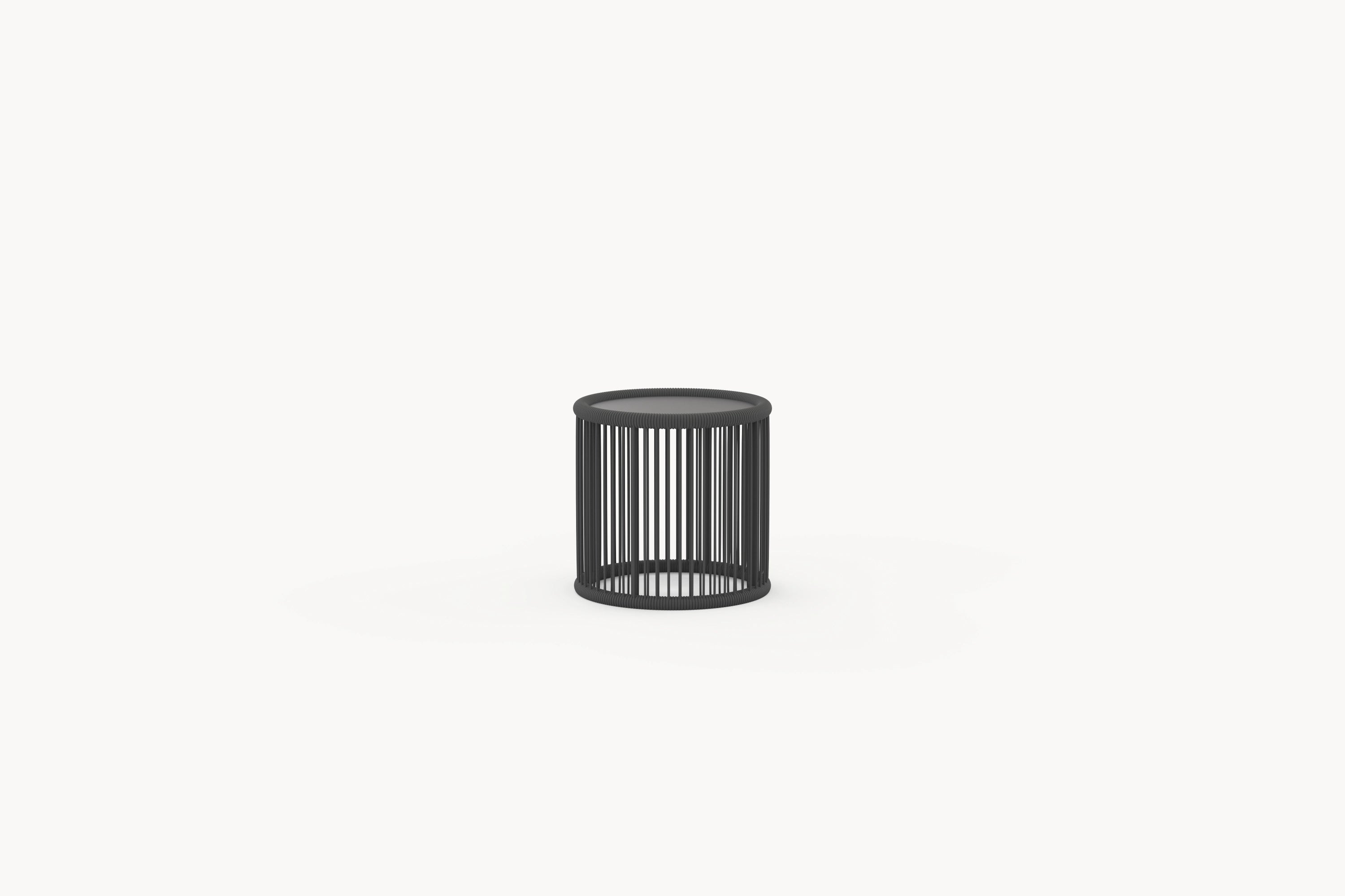 Kapalai runder Garten-Beistelltisch mit kunstvoll verflochtenem Seildesign, das moderne Eleganz ausstrahlt; ideal für flexible, stilvolle Gartengestaltung, passend zur Kapalai Outdoor-Sofakollektion von Finqa GmbH.