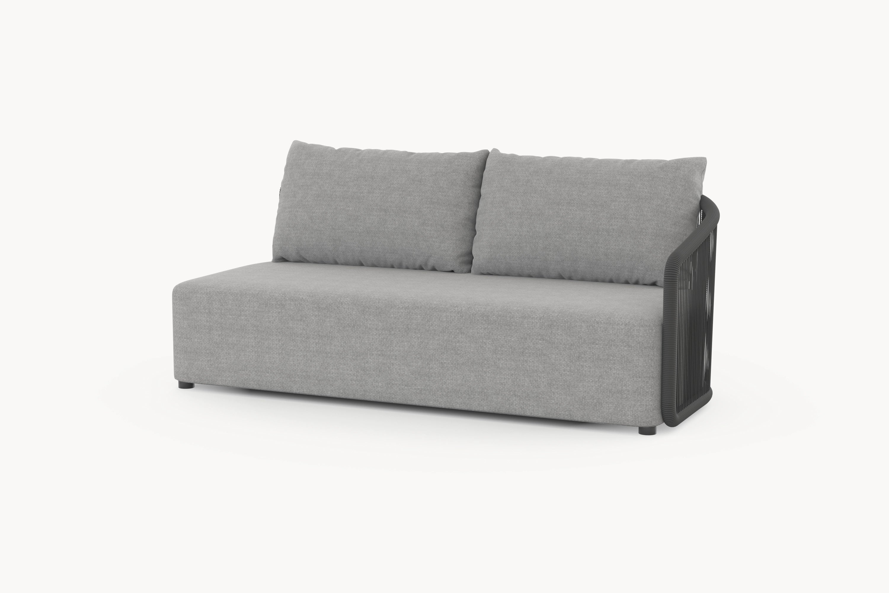 Kapalai Liege mit einer Armlehne, zeigt kunstvoll verflochtenes Seildesign und sanft abgerundete Ecken. Diese modulare Outdoor-Liege verkörpert Finqa's Designphilosophie von Komfort und stilvoller Entspannung.