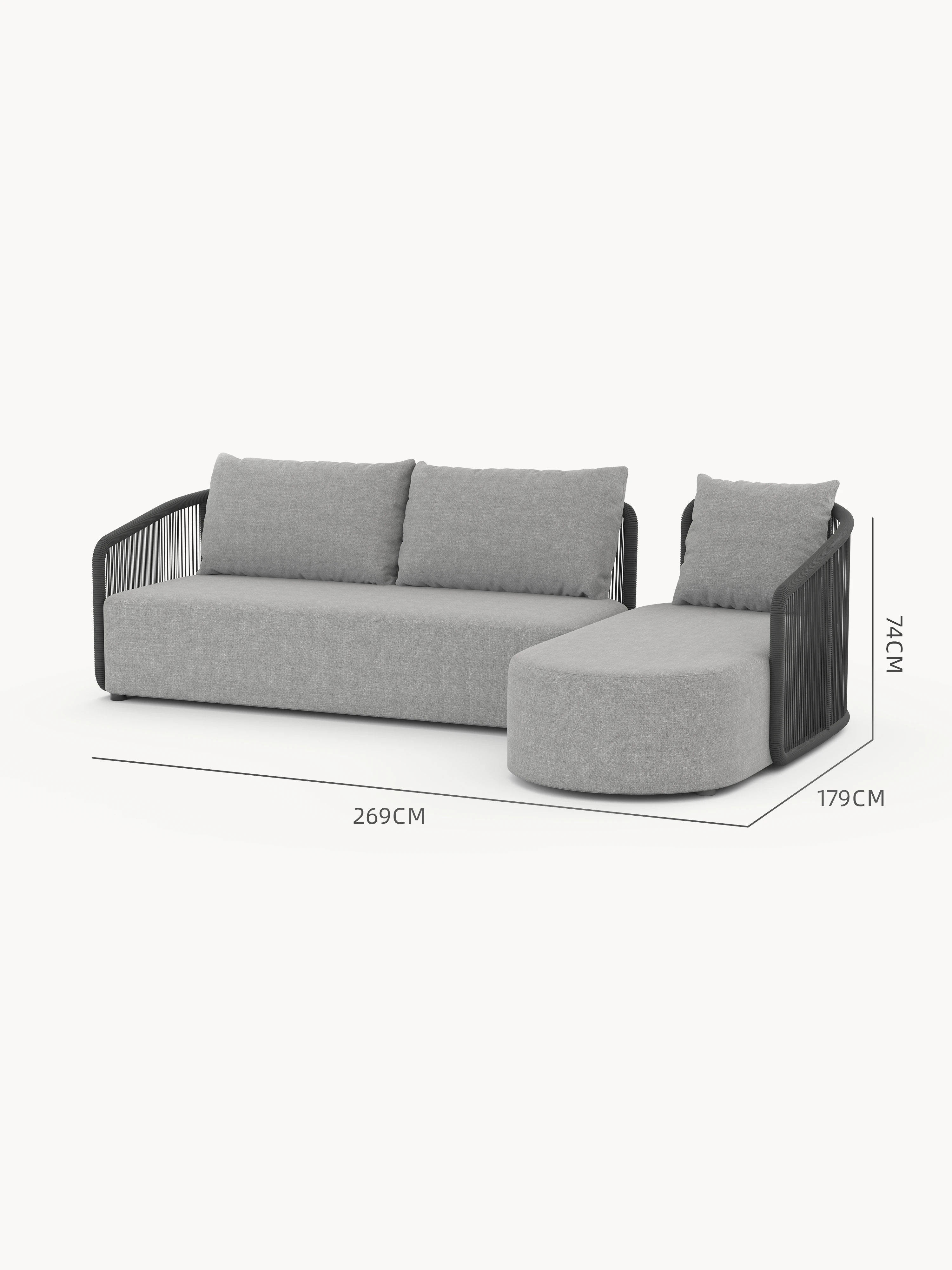 Kapalai Garten Loungesofa Set (4-Sitzer): L-förmiges Sofa mit rechter Chaiselongue, hellgrauem Stoff, schwarzen, seilumwickelten Armlehnen, drei Rückenpolstern und Maßen: Breite 269 cm, Chaisetiefe 179 cm, Höhe 74 cm.