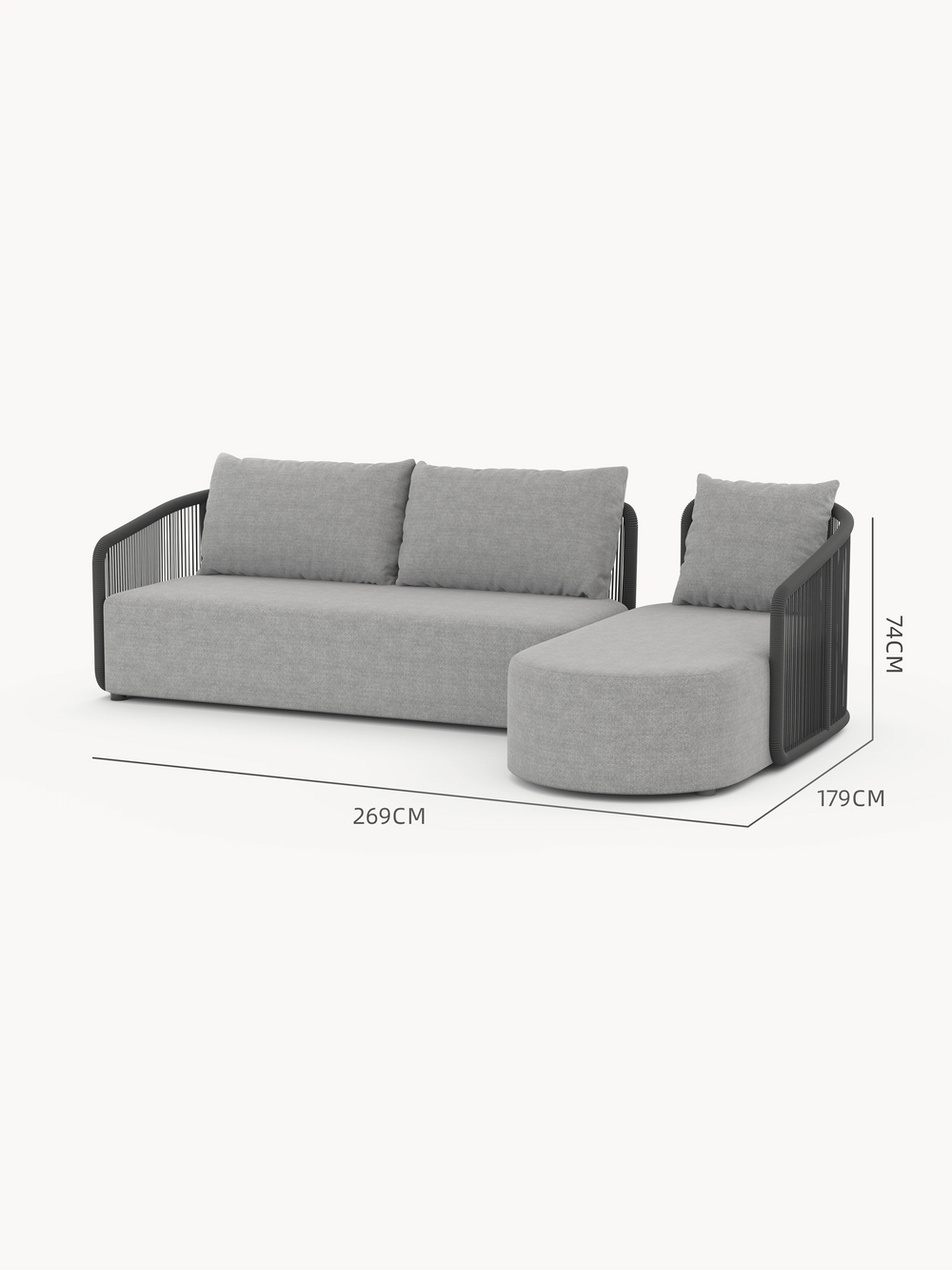 Kapalai Garten Loungesofa Set (4-Sitzer): L-förmiges Sofa mit rechter Chaiselongue, hellgrauem Stoff, schwarzen, seilumwickelten Armlehnen, drei Rückenpolstern und Maßen: Breite 269 cm, Chaisetiefe 179 cm, Höhe 74 cm.