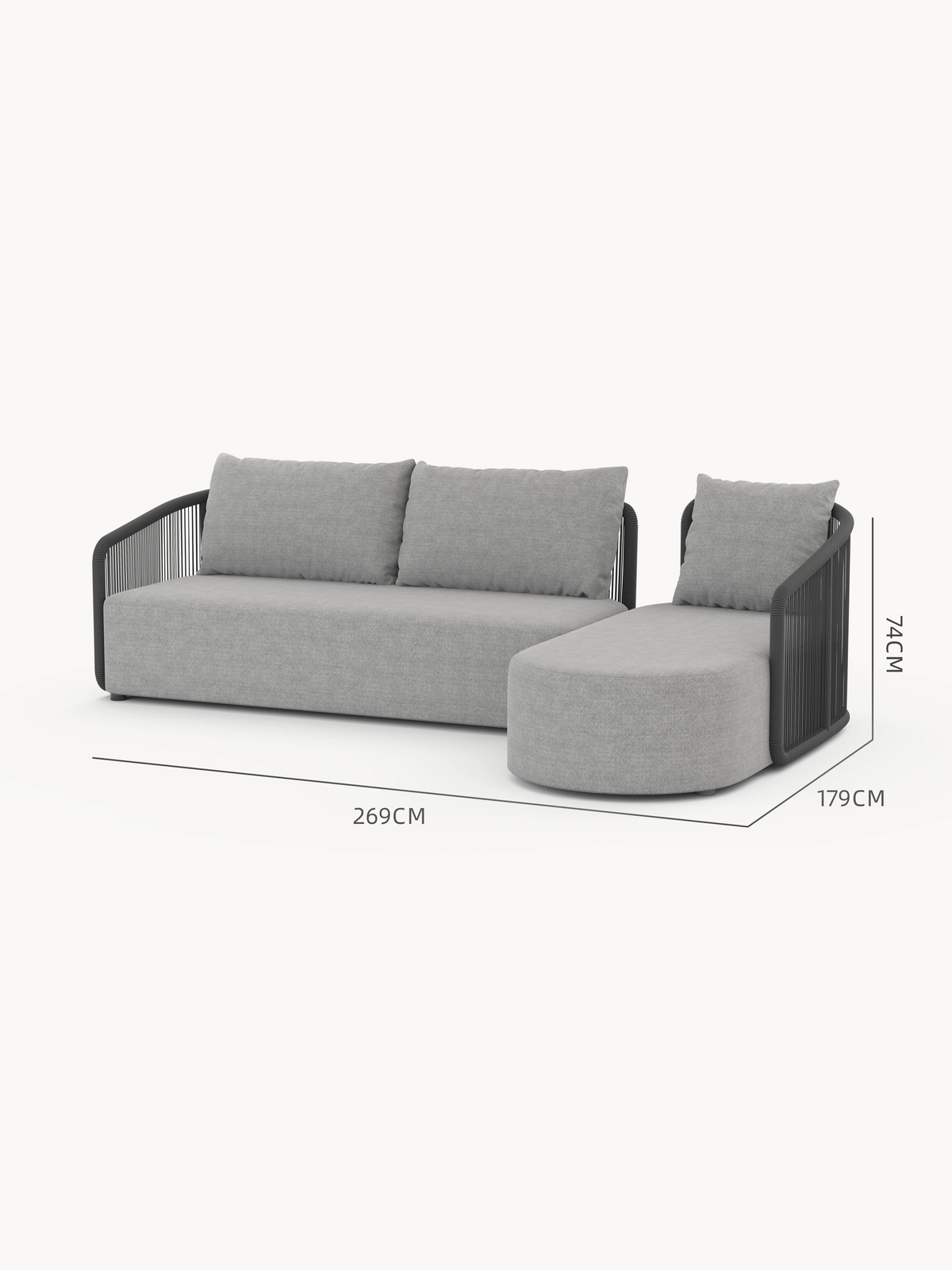 Kapalai Garten Loungesofa Set (4-Sitzer): L-förmiges Sofa mit rechter Chaiselongue, hellgrauem Stoff, schwarzen, seilumwickelten Armlehnen, drei Rückenpolstern und Maßen: Breite 269 cm, Chaisetiefe 179 cm, Höhe 74 cm.