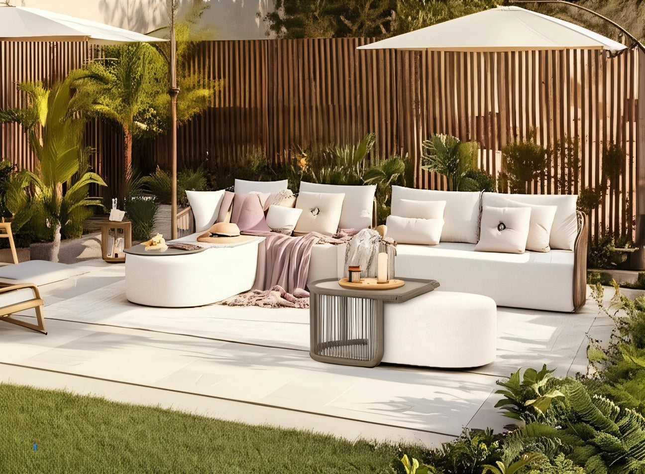 Kapalai Garten Loungesofa Set (5-Sitzer) auf einer stilvollen Terrasse, umgeben von weißen Möbeln und Pflanzen, repräsentiert modulare Eleganz und Komfort für entspannte Outdoor-Momente.