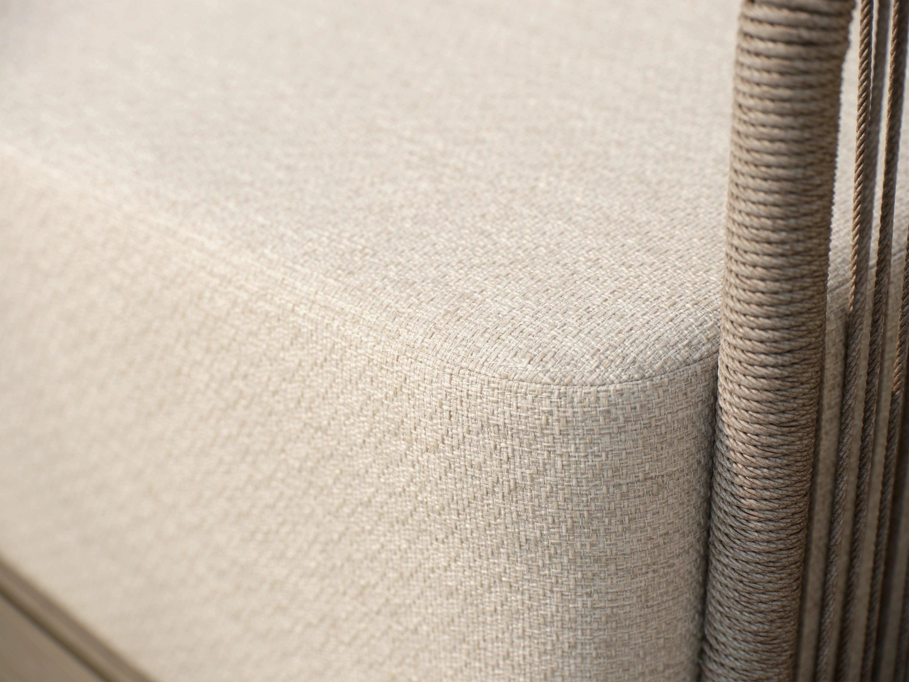 Nahaufnahme eines Kapalai Garten Loungesofa Sets (3-Sitzer) mit kunstvoll verflochtenem Seildesign, das elegante, sanft abgerundete Armlehnen und hochwertige, wetterfeste Stoffoberfläche betont, ideal für stilvolle Outdoor-Entspannung.